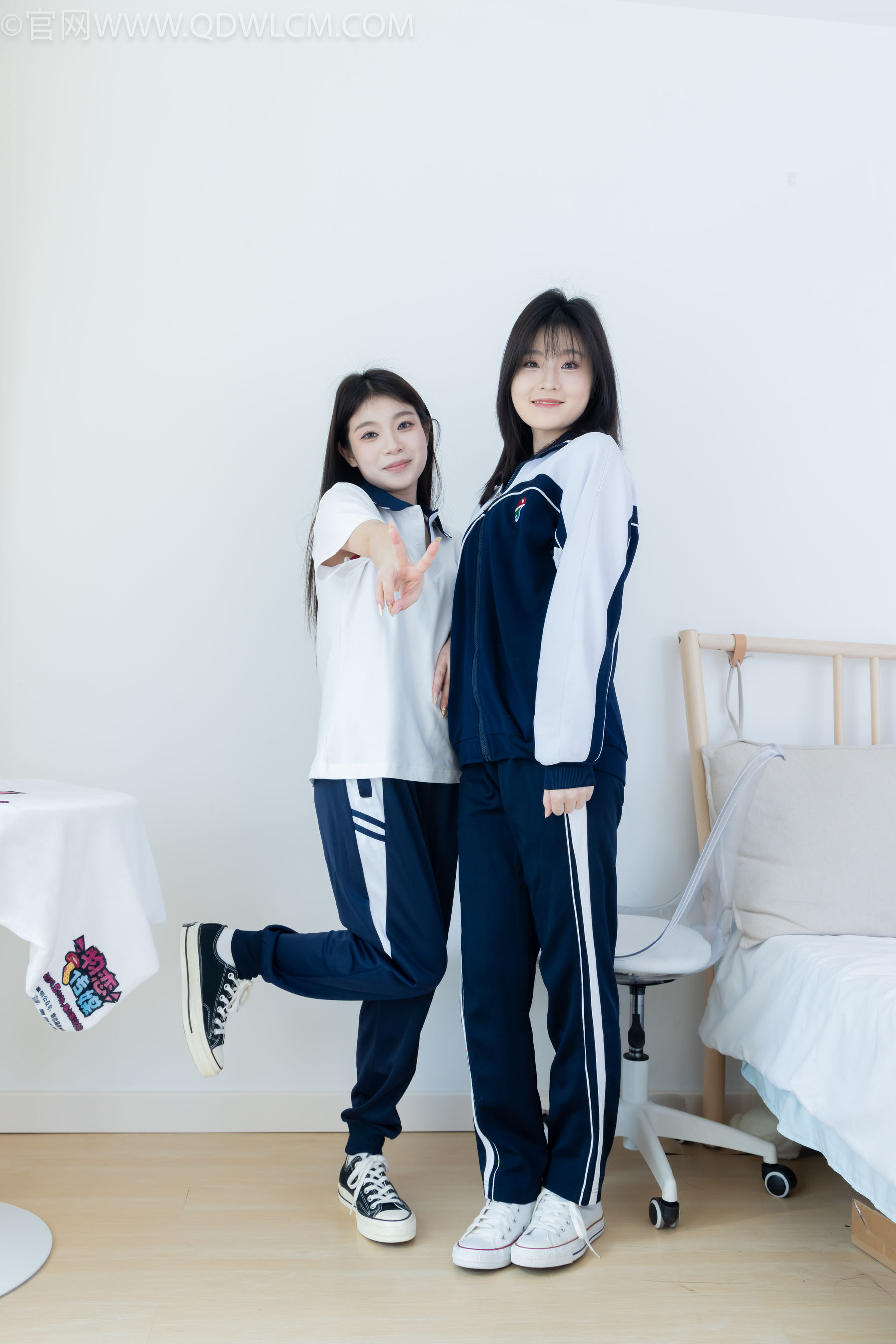 物恋传媒 No.2322 闪闪&青柠 - 帆布鞋、白棉袜、青柠薄肉丝、闪闪薄白丝/(168P)