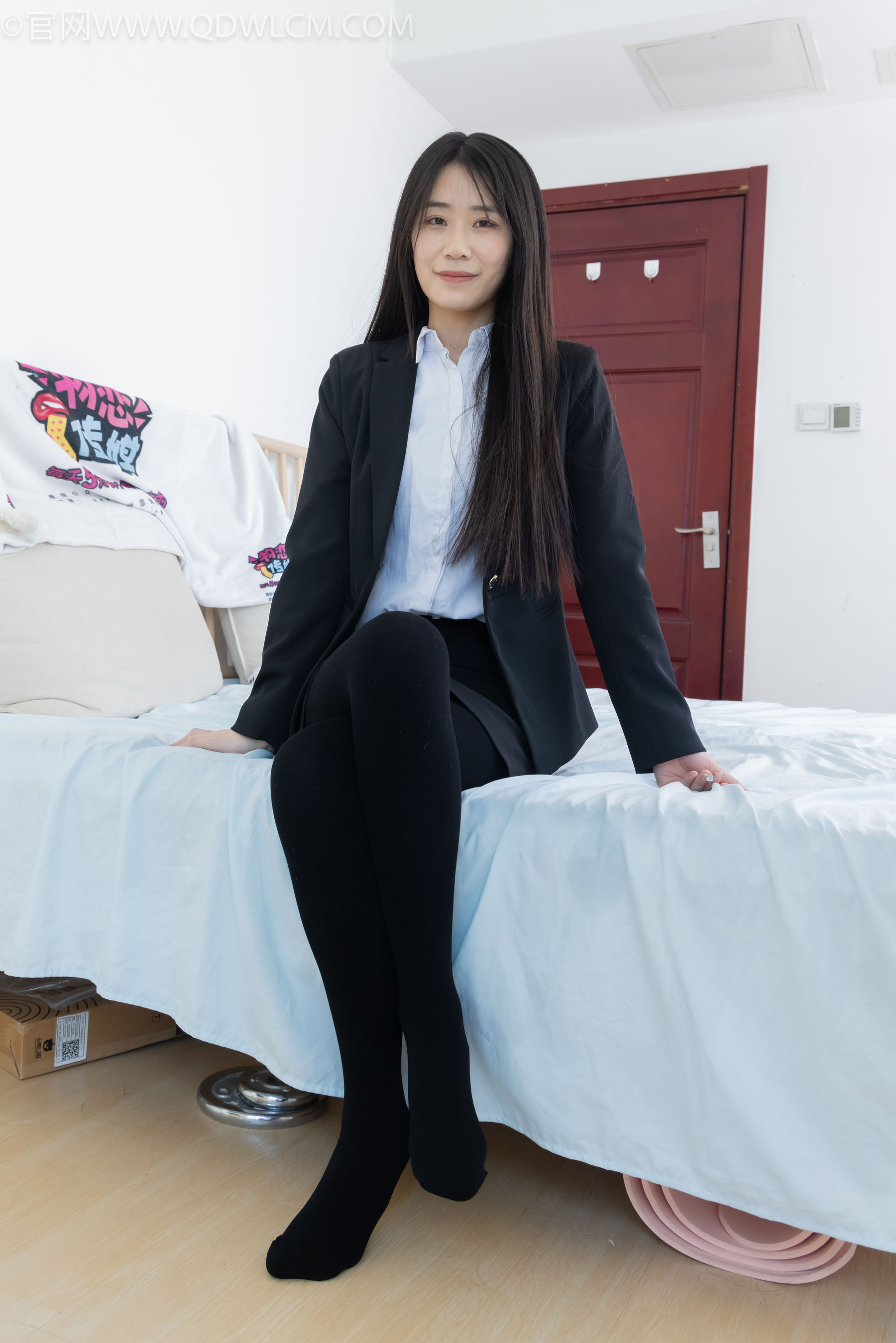 物恋传媒 No.2318 菜菜 - OL制服、高跟鞋、三双厚黑丝叠穿、袜腰展示/(177P)