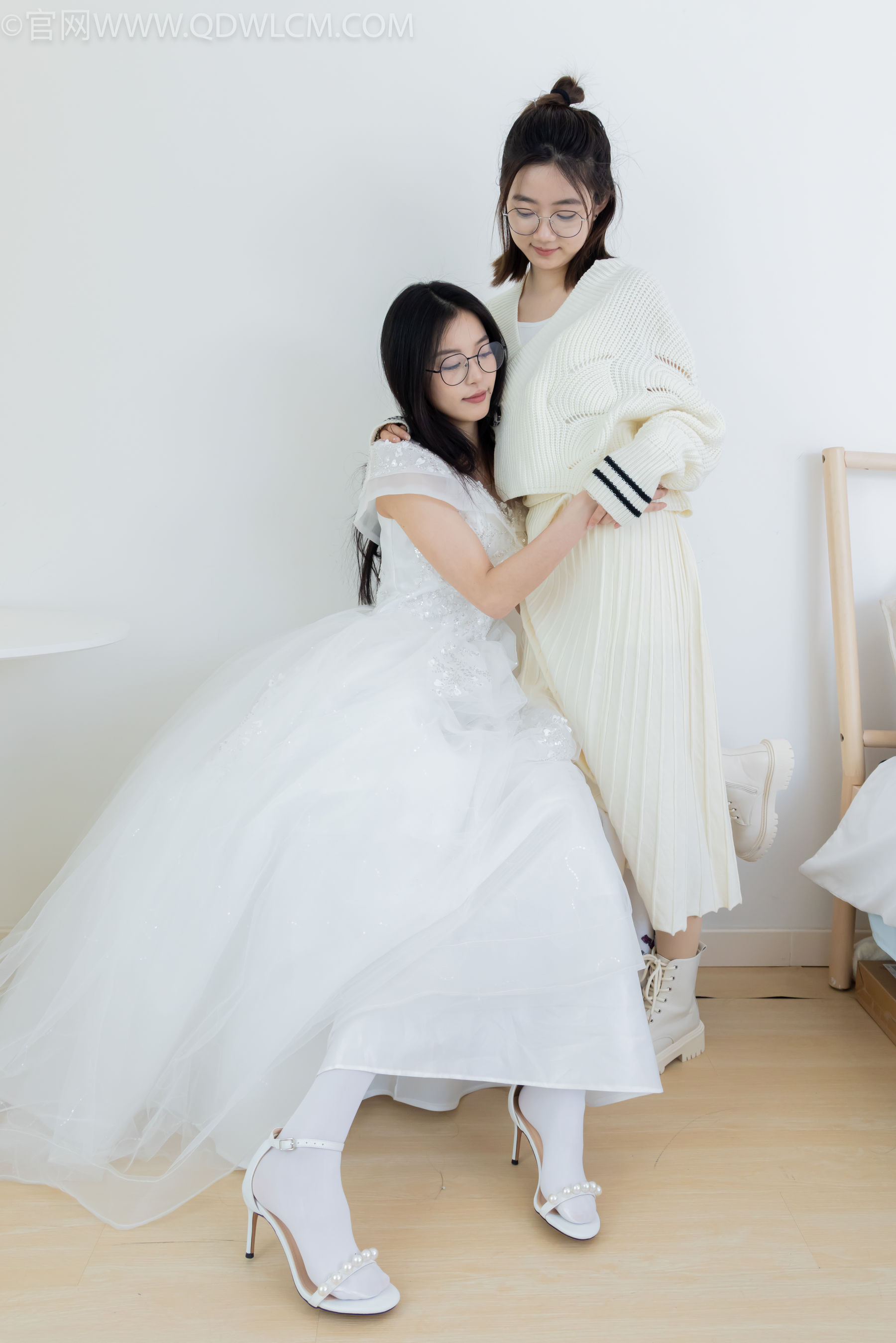 物恋传媒 No.2308 茯苓&欢欢 - 高跟鞋、马丁靴、厚白丝、厚肉丝、瑜伽动作、婚纱/(154P)