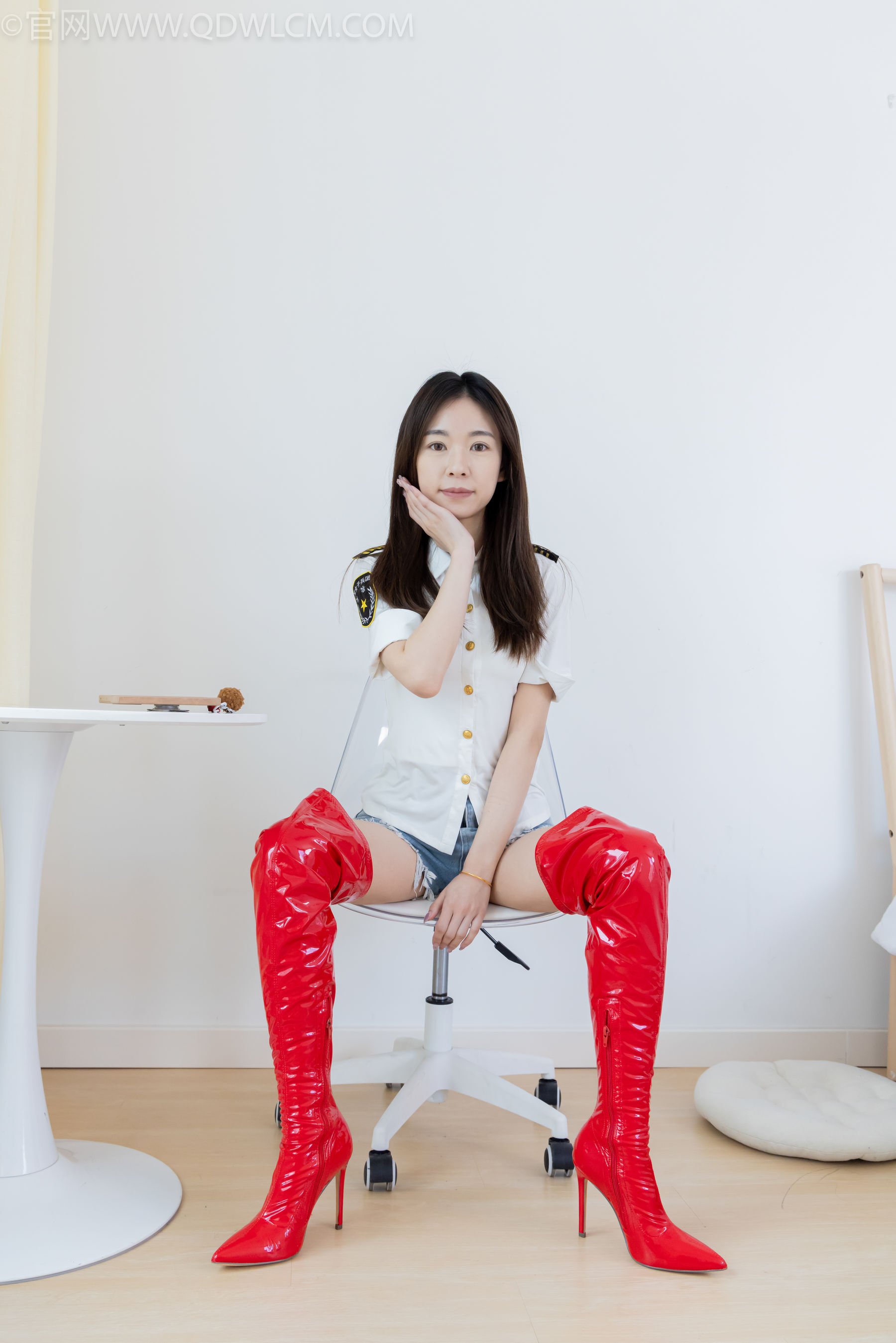 物恋传媒 No.2309 婷婷 - 高跟长靴、白棉袜、裸足/(173P)