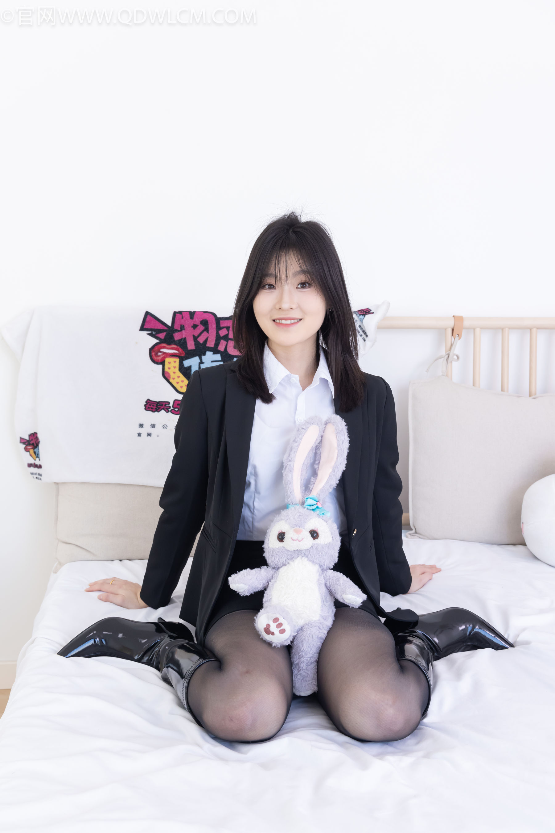 物恋传媒 No.2306 青柠 - 高跟长靴、薄黑丝、ol制服/(260P)