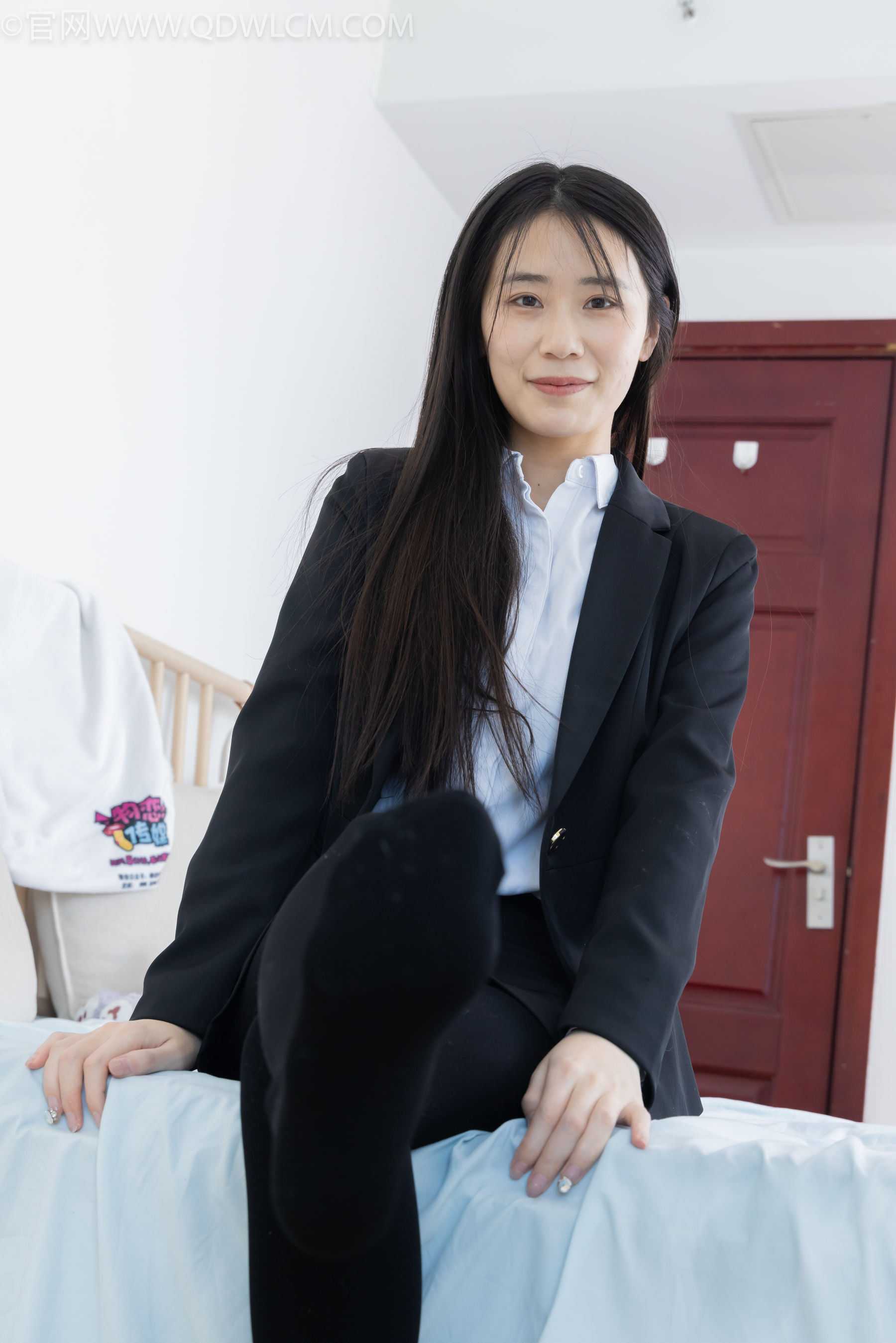 物恋传媒 No.2318 菜菜 - OL制服、高跟鞋、三双厚黑丝叠穿、袜腰展示/(177P)