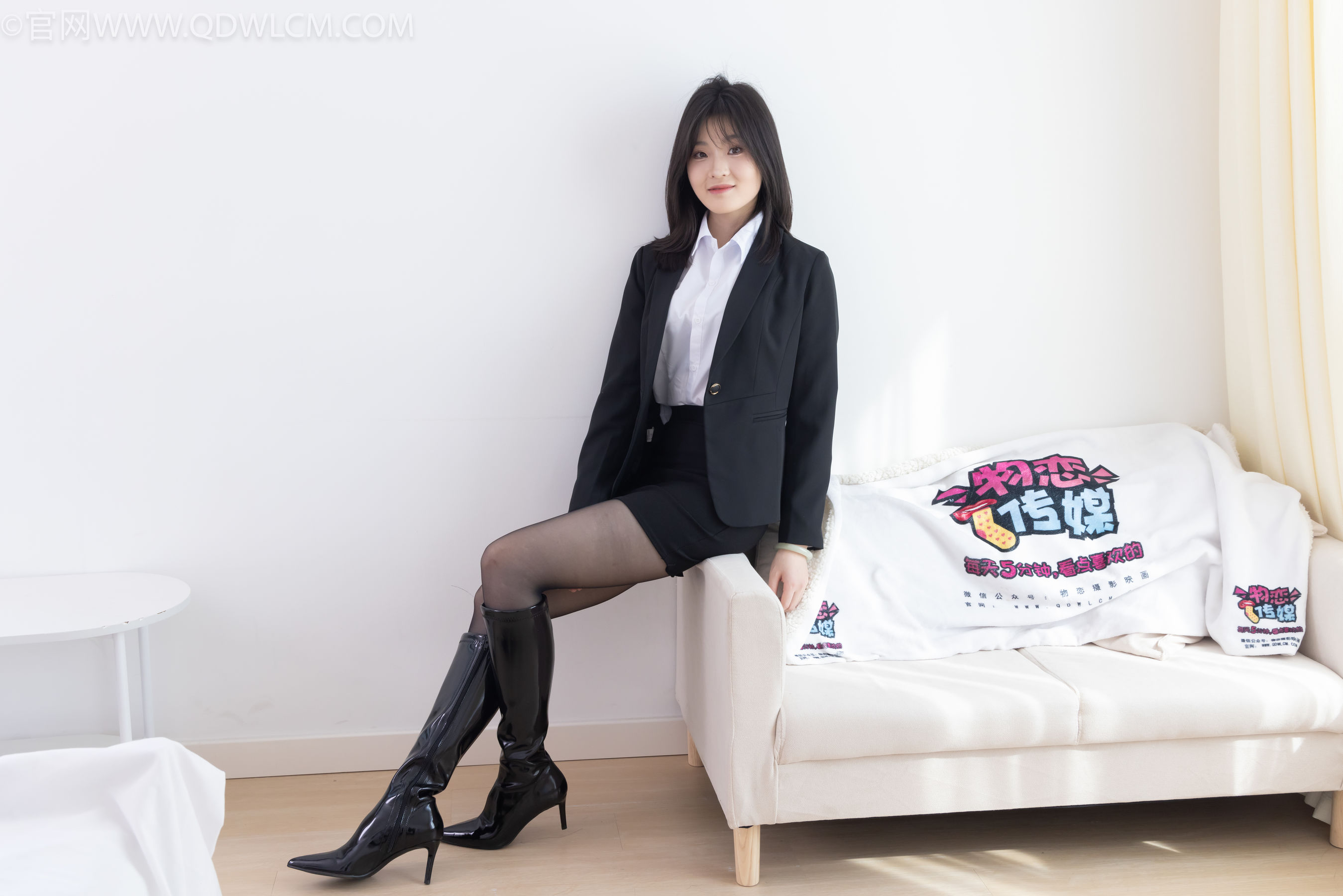 物恋传媒 No.2306 青柠 - 高跟长靴、薄黑丝、ol制服/(260P)