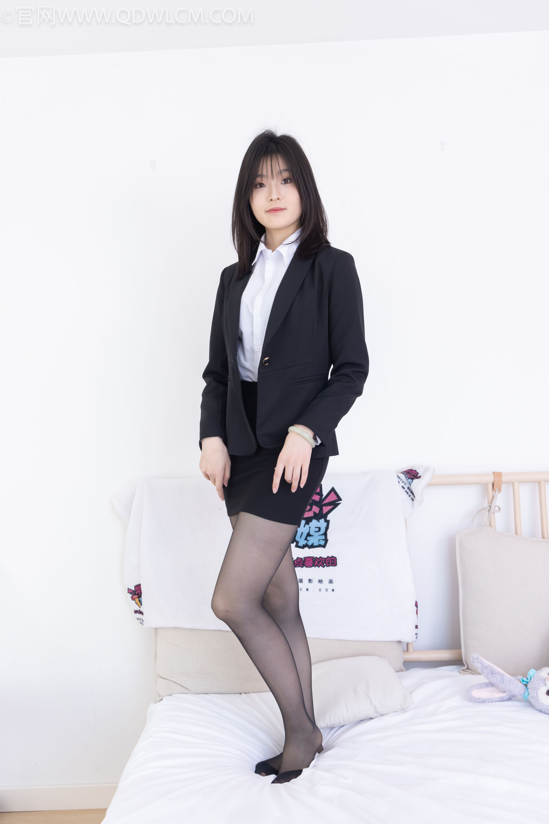 物恋传媒 No.2306 青柠 - 高跟长靴、薄黑丝、ol制服/(260P)