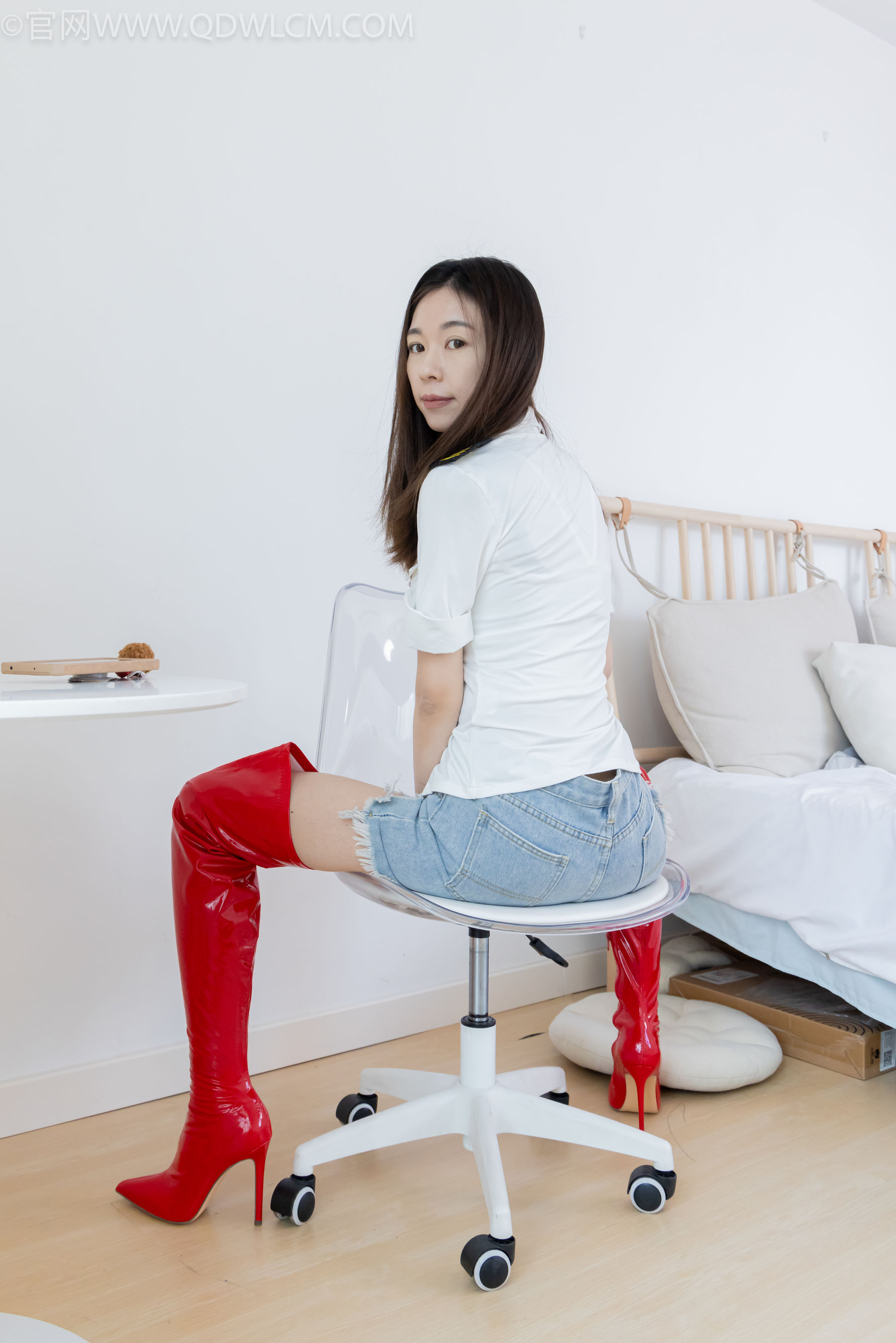 物恋传媒 No.2309 婷婷 - 高跟长靴、白棉袜、裸足/(173P)