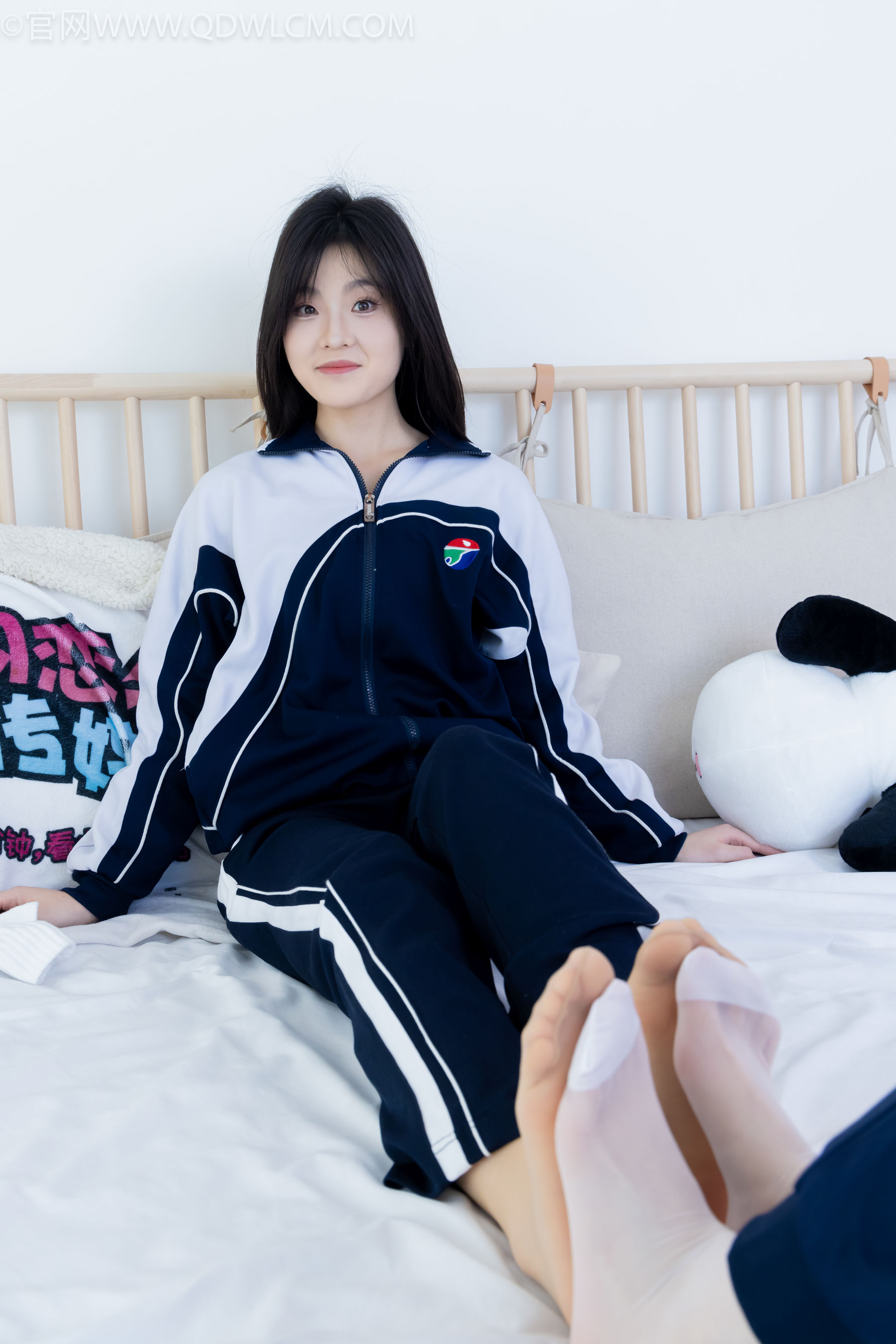 物恋传媒 No.2322 闪闪&青柠 - 帆布鞋、白棉袜、青柠薄肉丝、闪闪薄白丝/(168P)