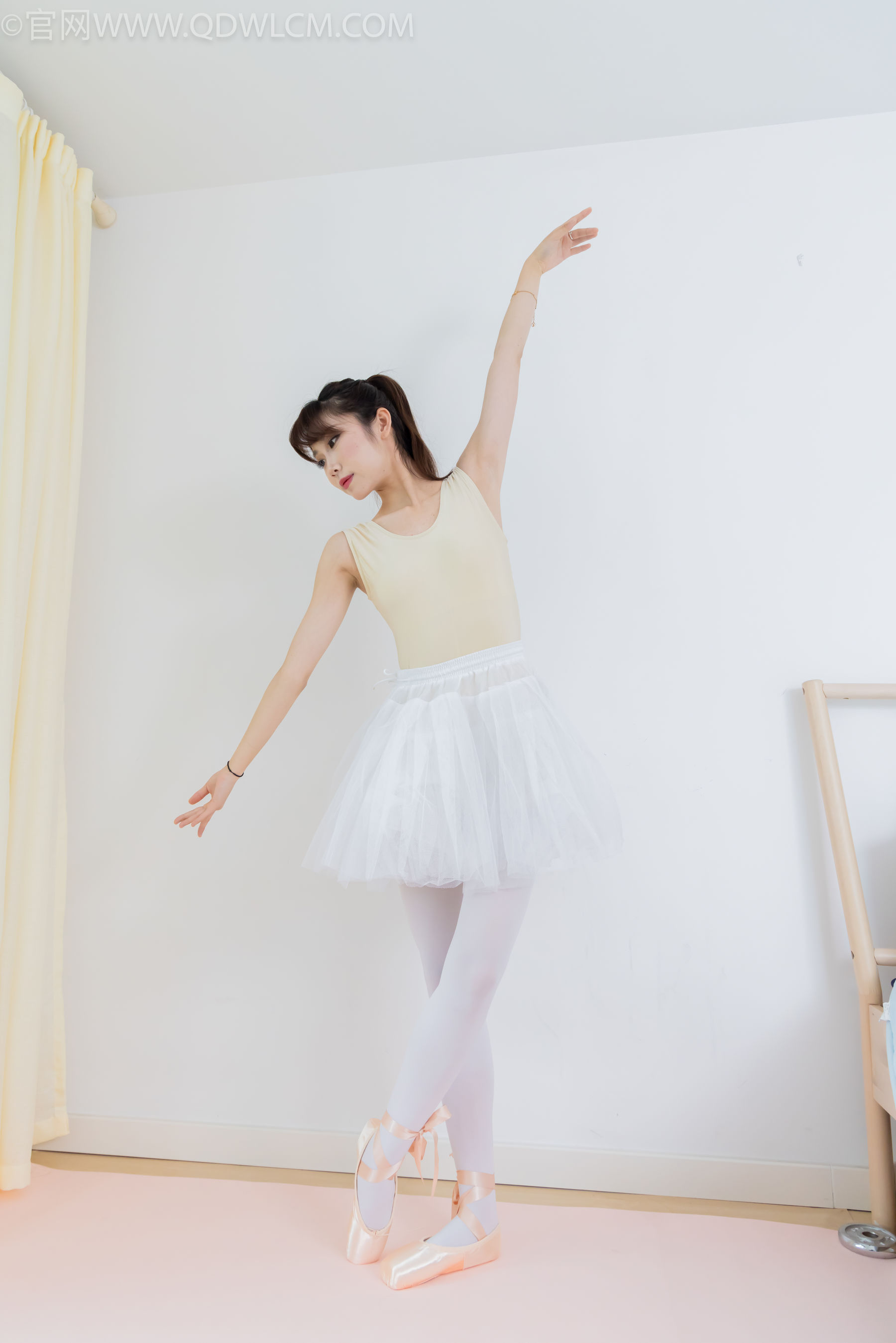 物恋传媒 No.2307 泡泡 - 芭蕾鞋、厚白丝、芭蕾动作、皮筋绑脚剧情/(166P)