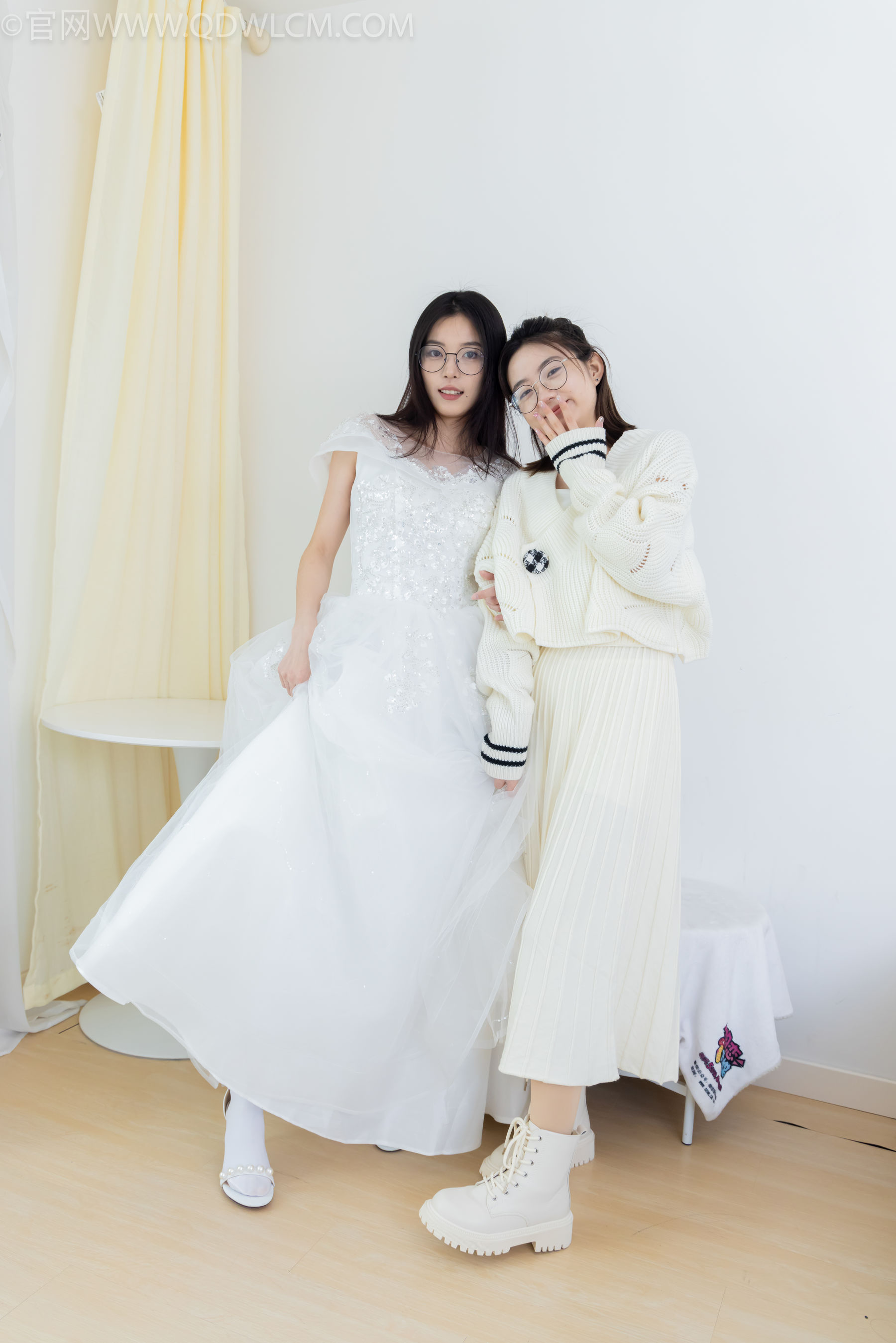 物恋传媒 No.2308 茯苓&欢欢 - 高跟鞋、马丁靴、厚白丝、厚肉丝、瑜伽动作、婚纱/(154P)