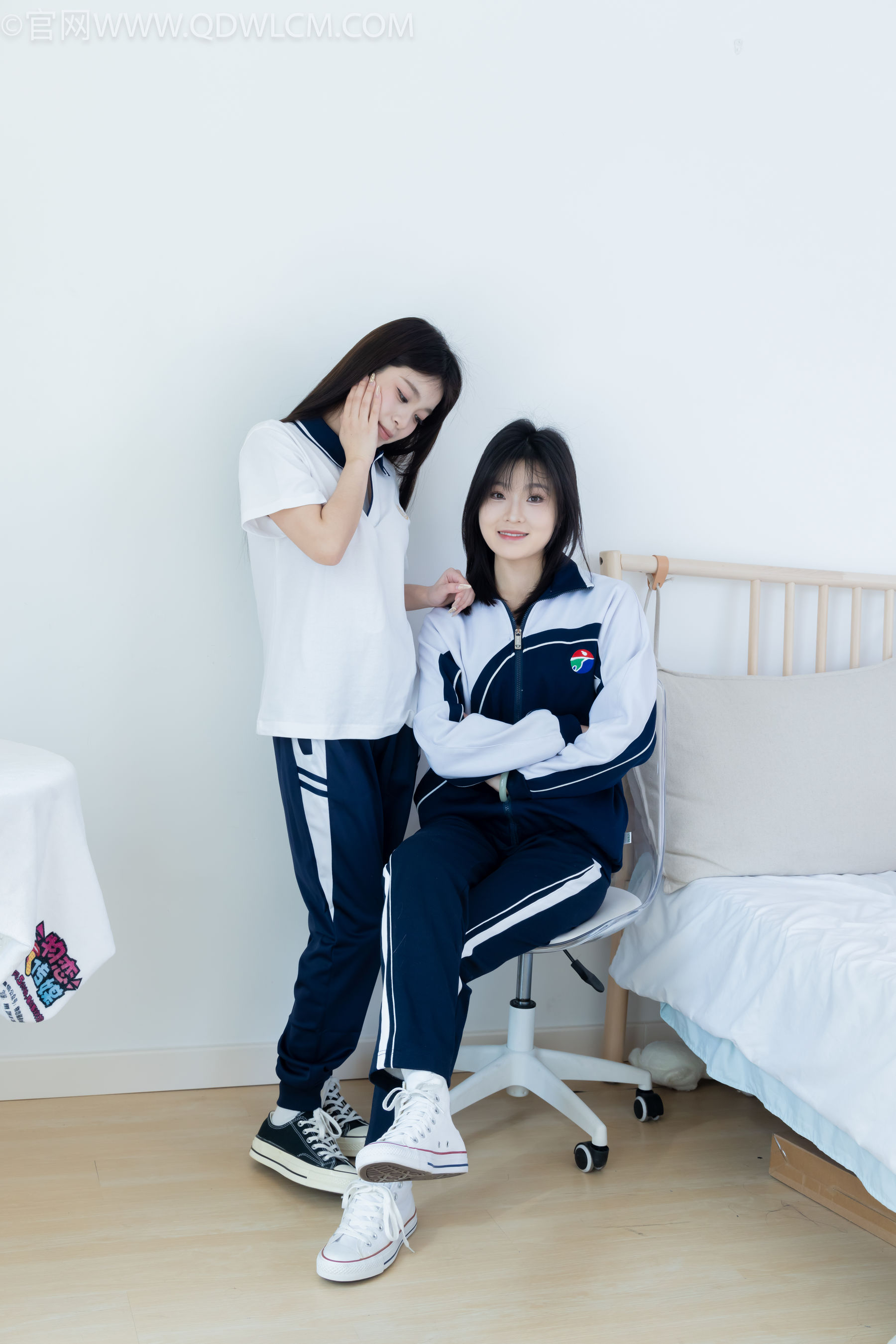 物恋传媒 No.2322 闪闪&青柠 - 帆布鞋、白棉袜、青柠薄肉丝、闪闪薄白丝/(168P)