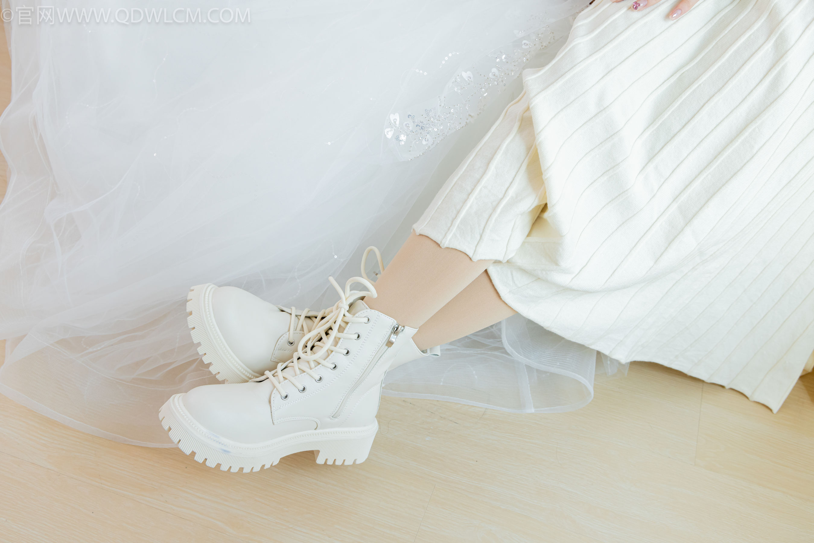 物恋传媒 No.2308 茯苓&欢欢 - 高跟鞋、马丁靴、厚白丝、厚肉丝、瑜伽动作、婚纱/(154P)