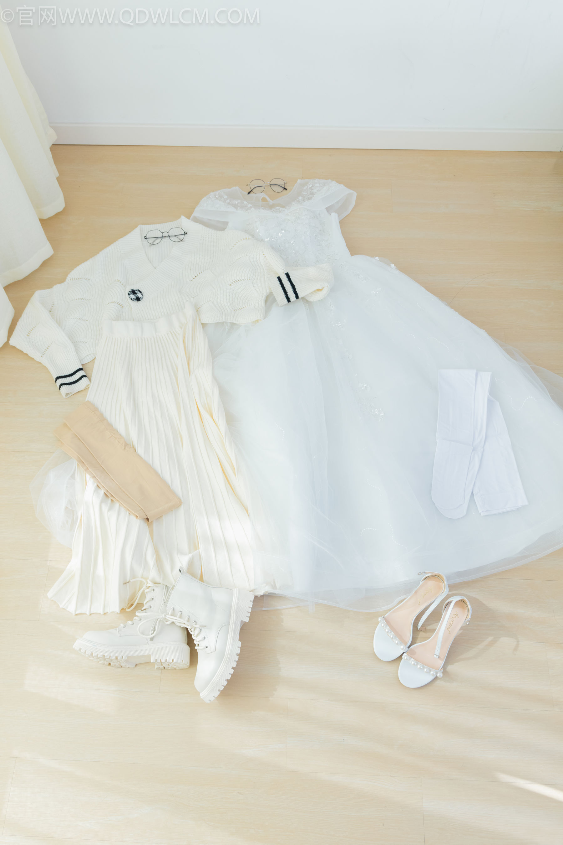 物恋传媒 No.2308 茯苓&欢欢 - 高跟鞋、马丁靴、厚白丝、厚肉丝、瑜伽动作、婚纱/(154P)