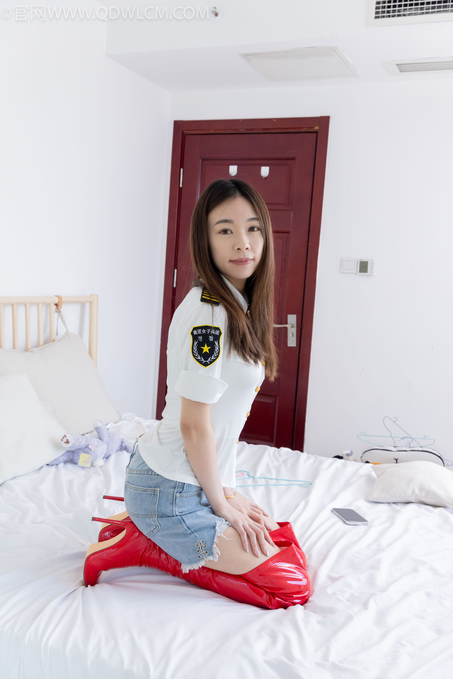 物恋传媒 No.2309 婷婷 - 高跟长靴、白棉袜、裸足/(173P)