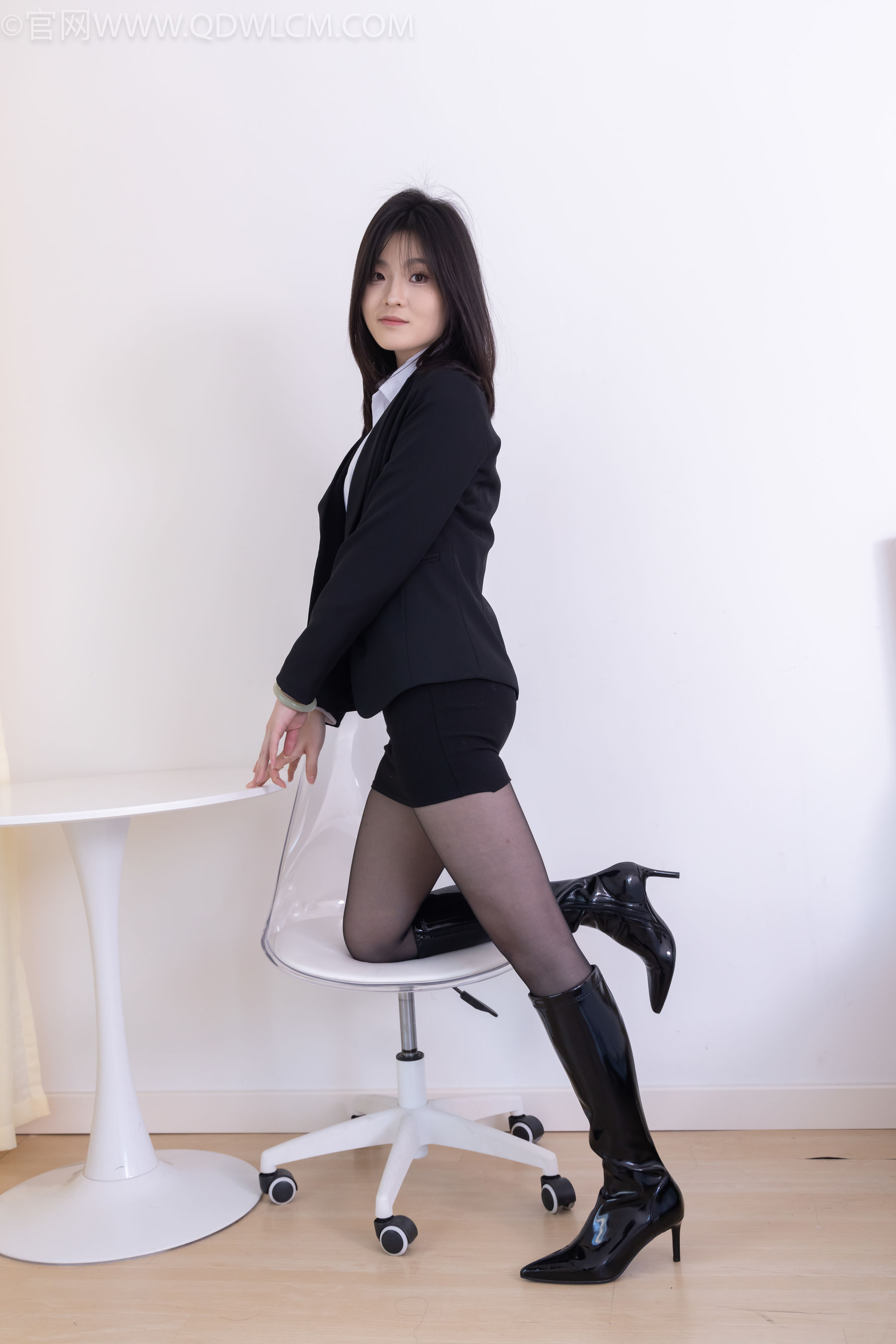 物恋传媒 No.2306 青柠 - 高跟长靴、薄黑丝、ol制服/(260P)