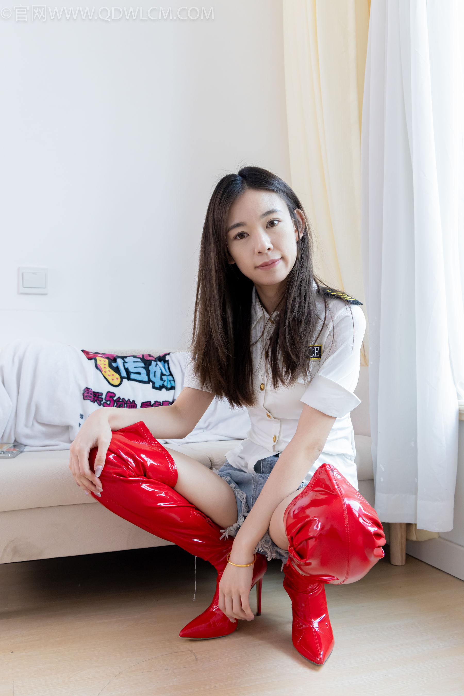 物恋传媒 No.2309 婷婷 - 高跟长靴、白棉袜、裸足/(173P)