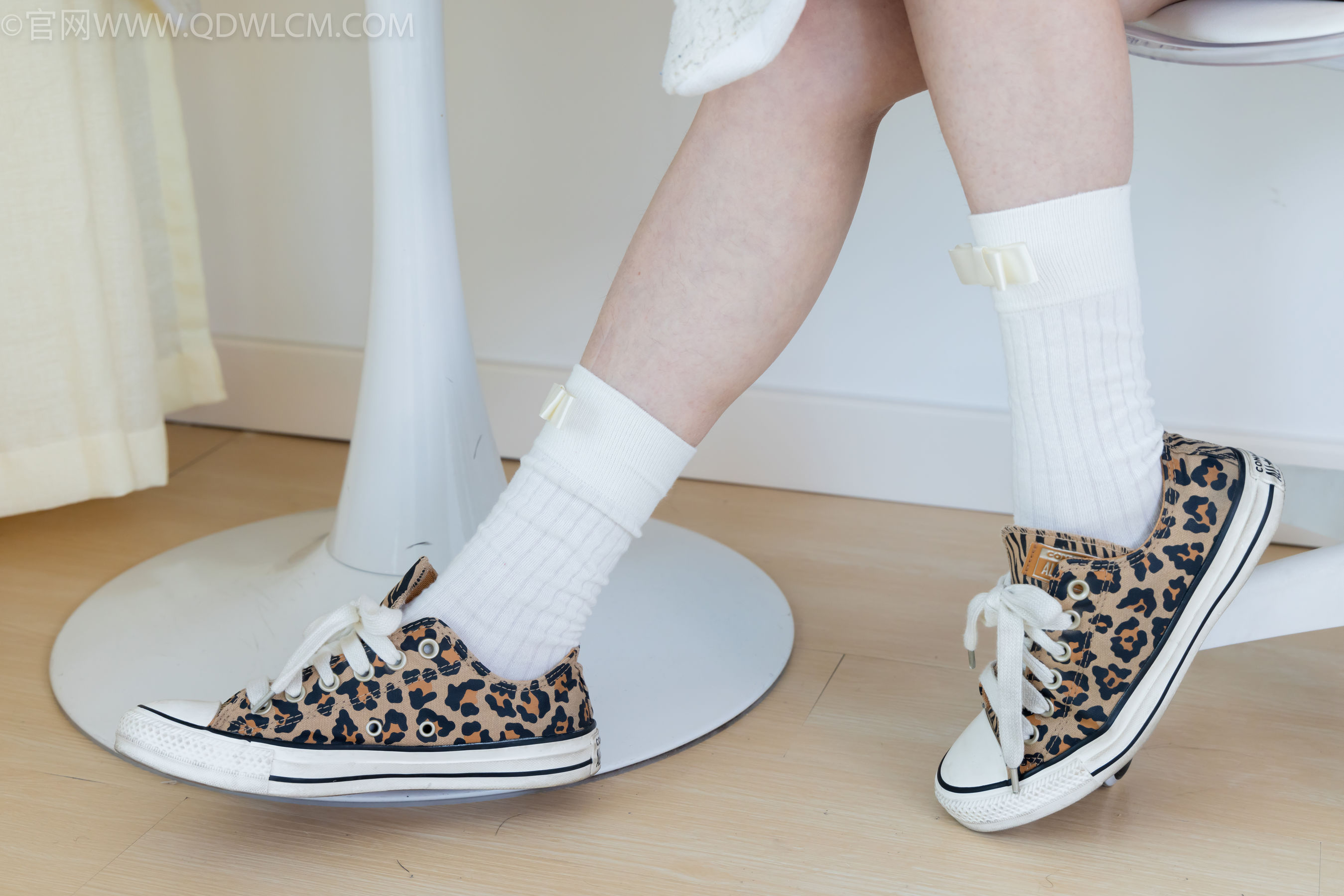 物恋传媒 No.2319 小左 - 帆布鞋、白棉袜、裸足/(155P)