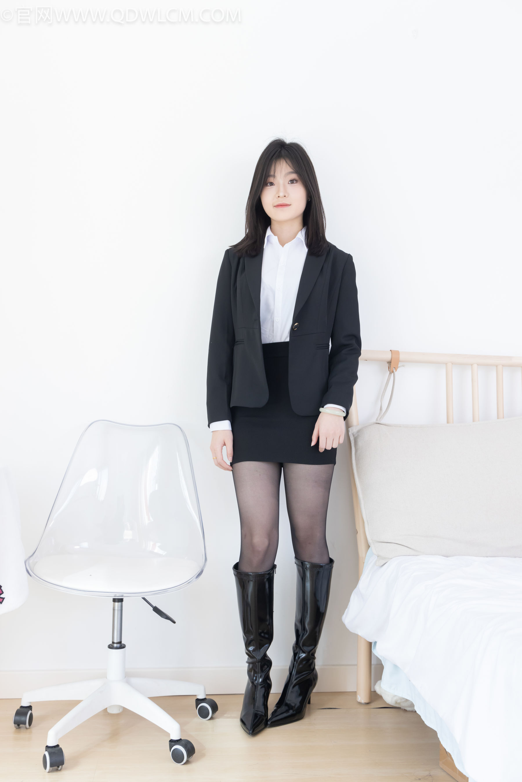 物恋传媒 No.2306 青柠 - 高跟长靴、薄黑丝、ol制服/(260P)