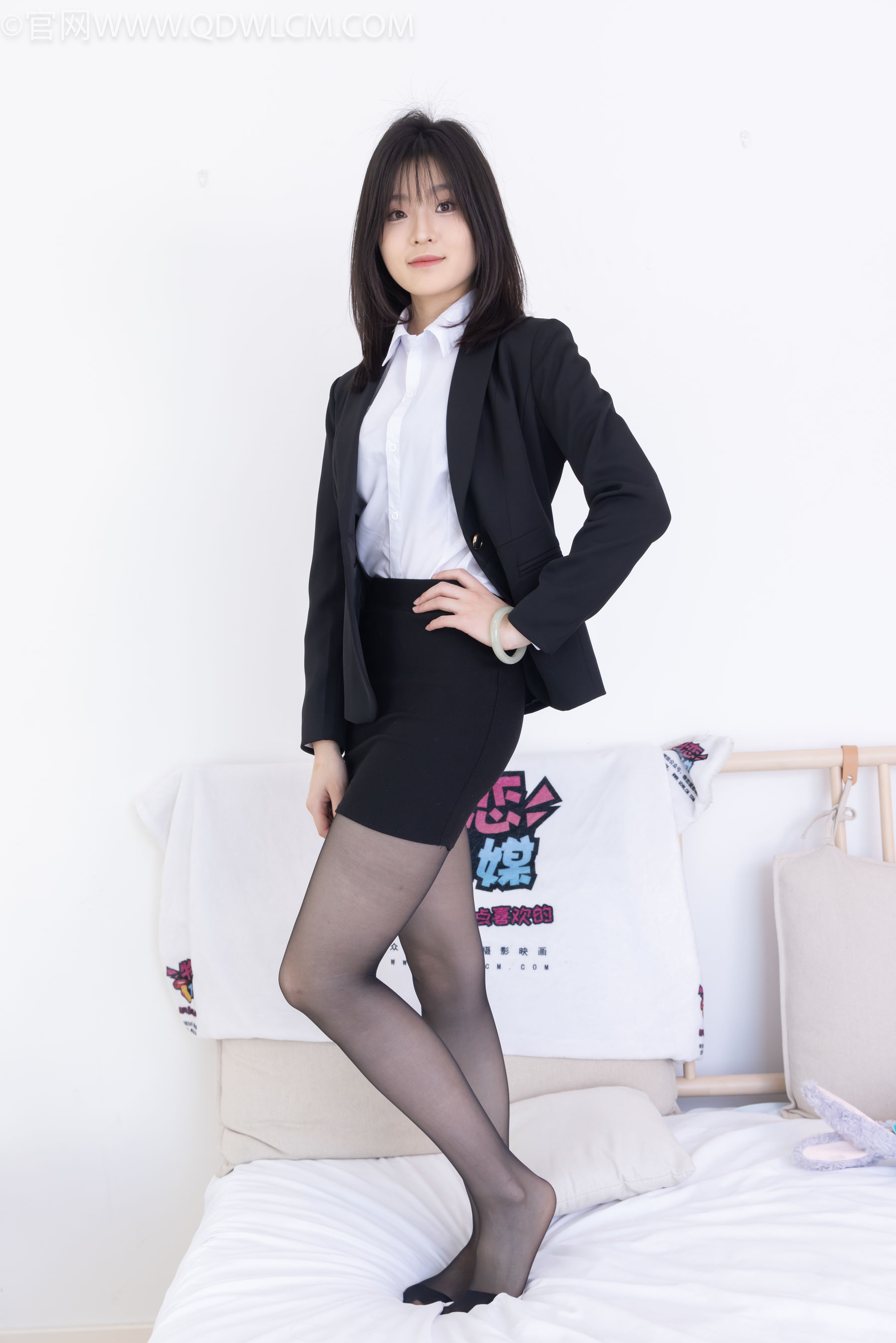 物恋传媒 No.2306 青柠 - 高跟长靴、薄黑丝、ol制服/(260P)