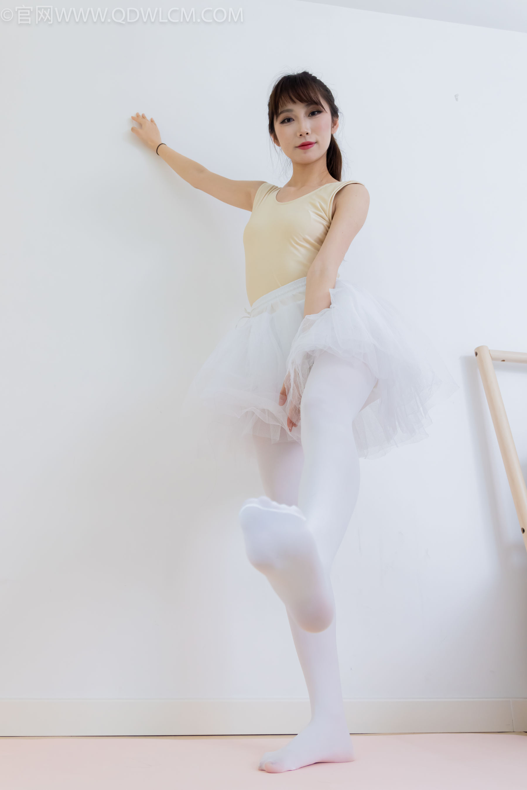 物恋传媒 No.2307 泡泡 - 芭蕾鞋、厚白丝、芭蕾动作、皮筋绑脚剧情/(166P)