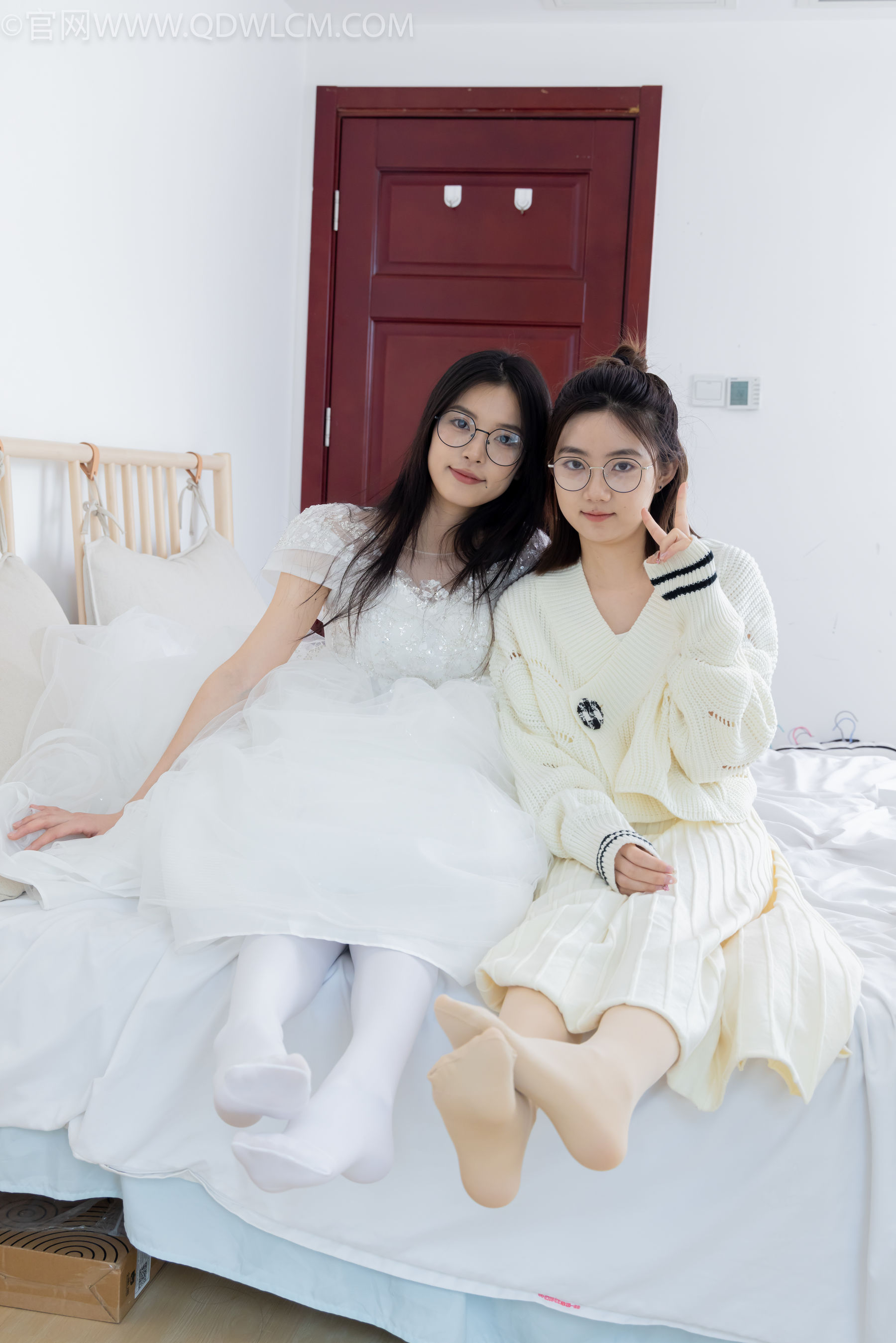 物恋传媒 No.2308 茯苓&欢欢 - 高跟鞋、马丁靴、厚白丝、厚肉丝、瑜伽动作、婚纱/(154P)