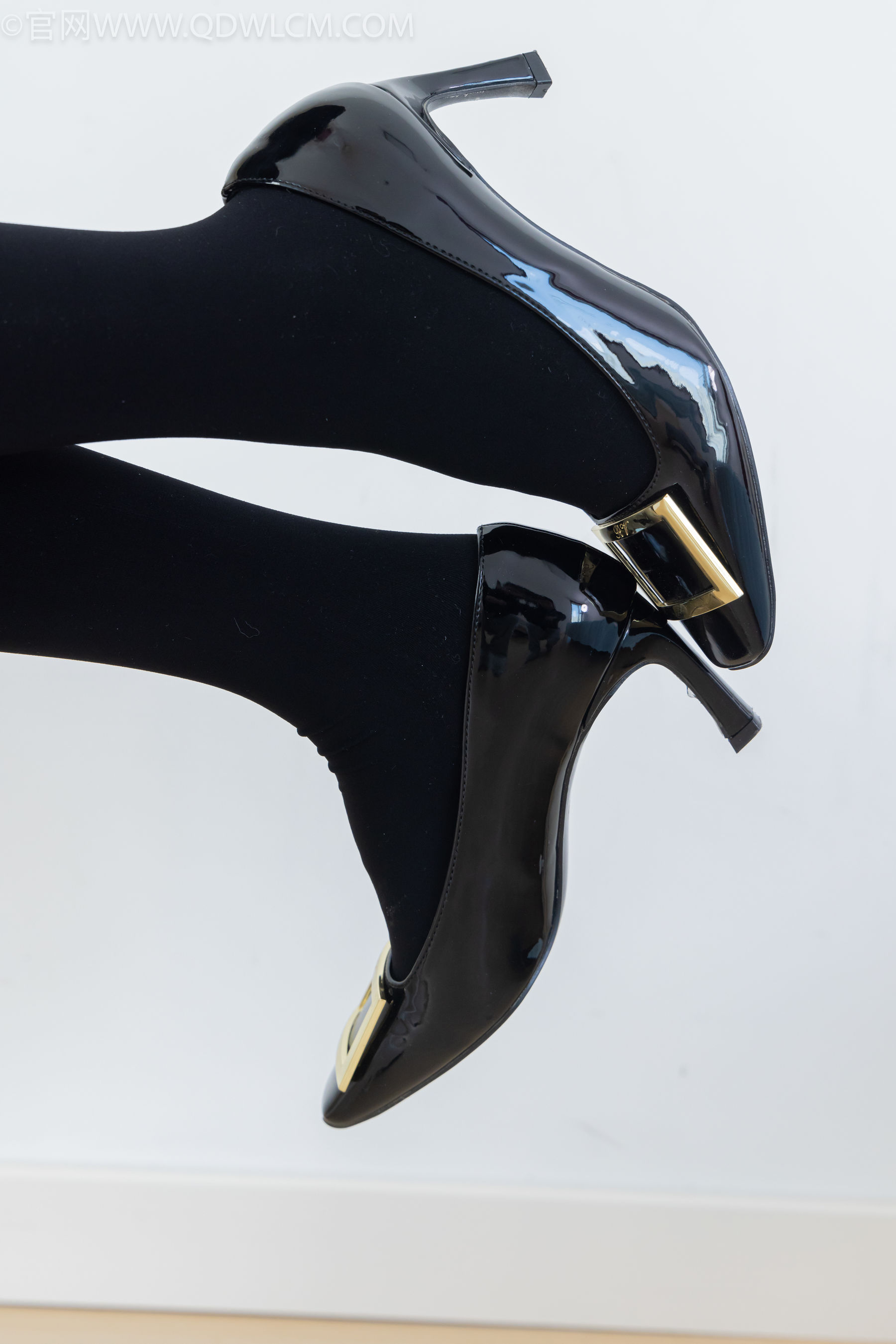 物恋传媒 No.2318 菜菜 - OL制服、高跟鞋、三双厚黑丝叠穿、袜腰展示/(177P)