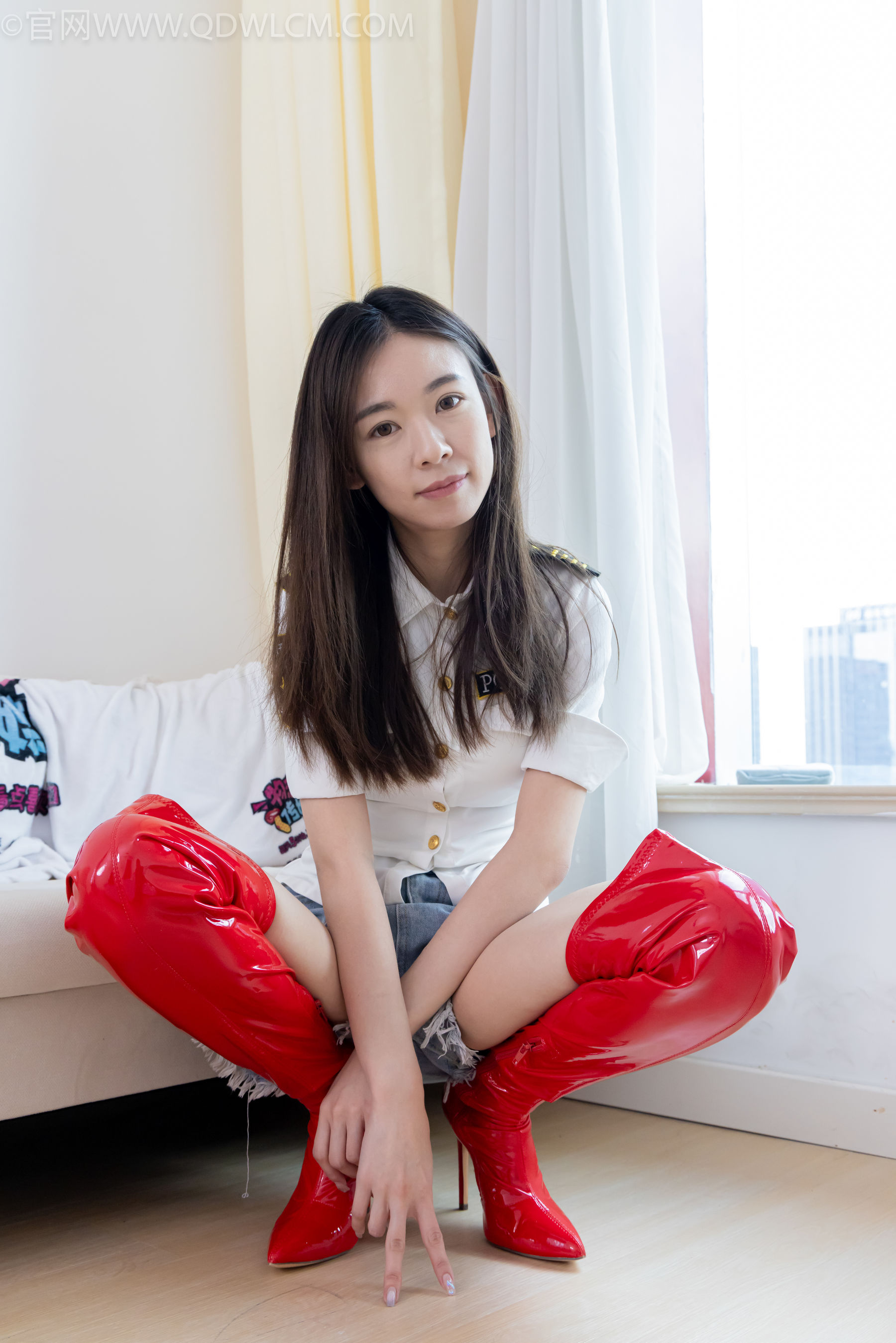 物恋传媒 No.2309 婷婷 - 高跟长靴、白棉袜、裸足/(173P)