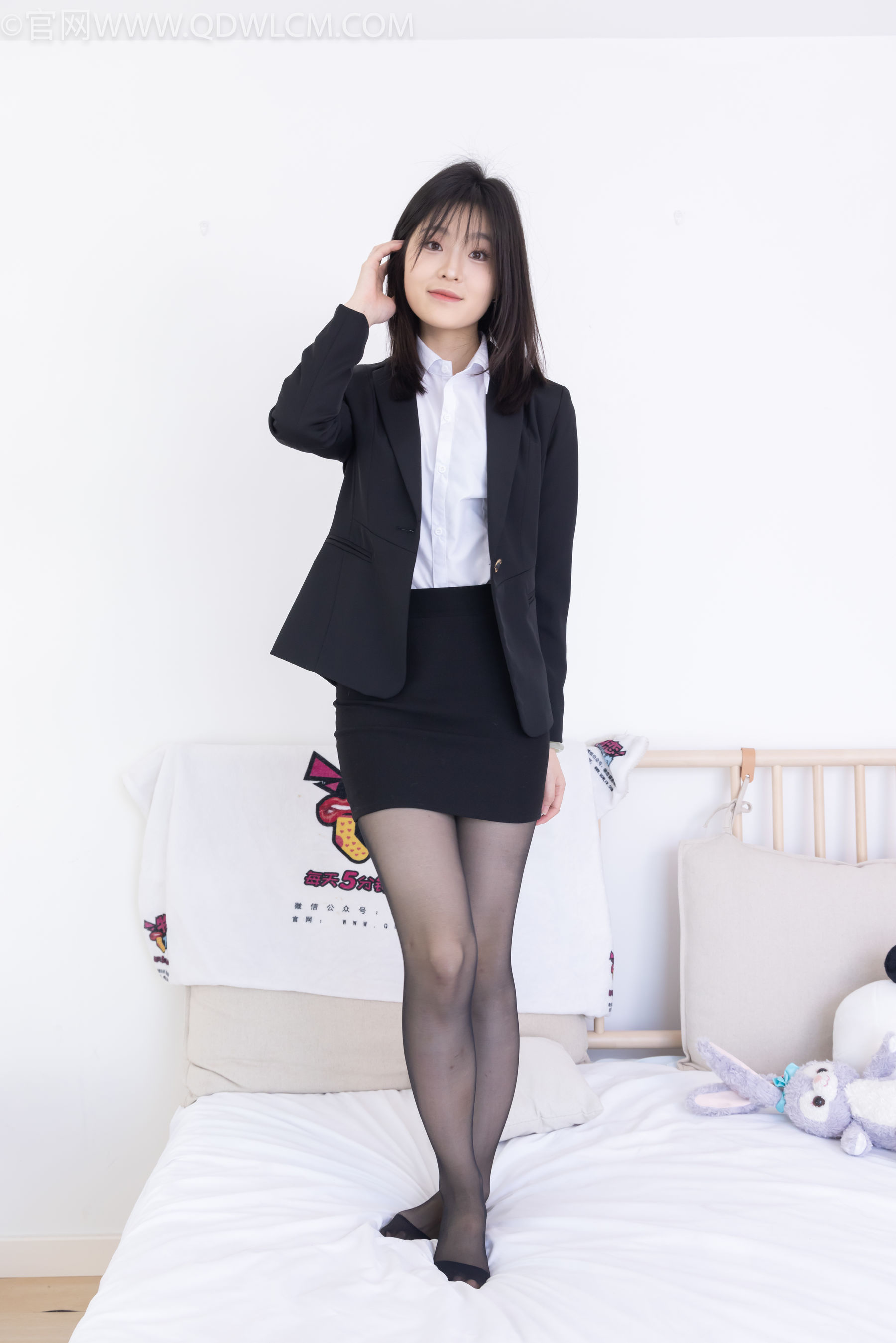 物恋传媒 No.2306 青柠 - 高跟长靴、薄黑丝、ol制服/(260P)