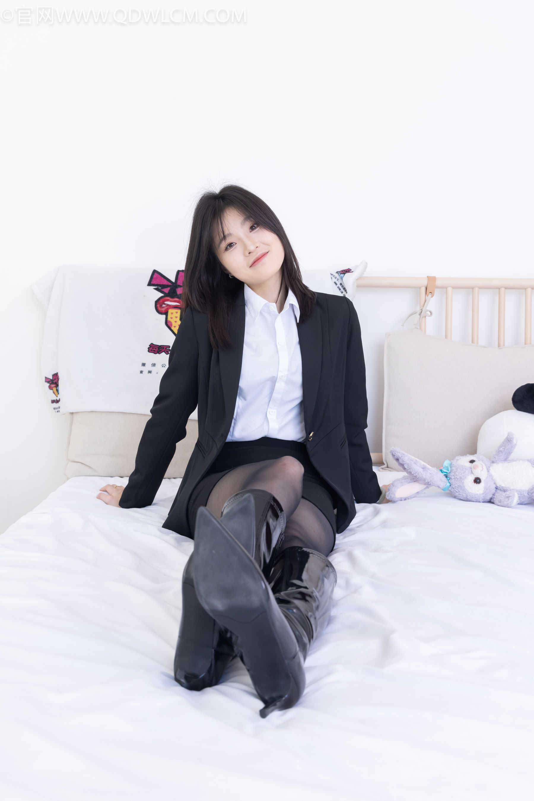 物恋传媒 No.2306 青柠 - 高跟长靴、薄黑丝、ol制服/(260P)