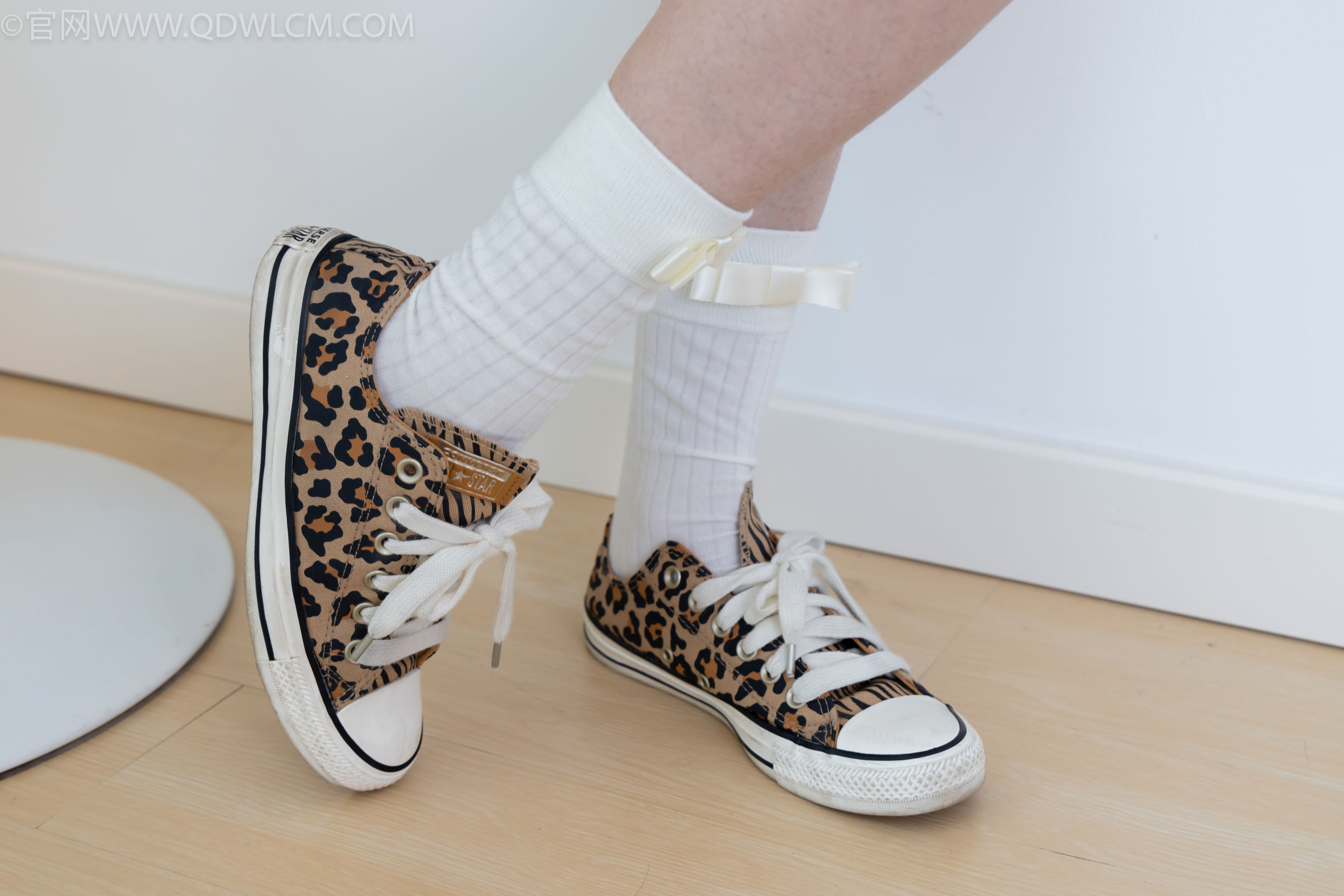 物恋传媒 No.2319 小左 - 帆布鞋、白棉袜、裸足/(155P)