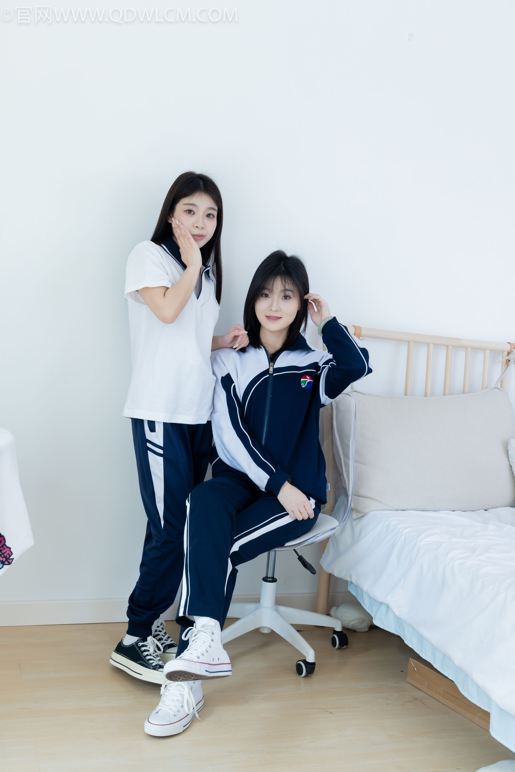 物恋传媒 No.2322 闪闪&青柠 - 帆布鞋、白棉袜、青柠薄肉丝、闪闪薄白丝/(168P)