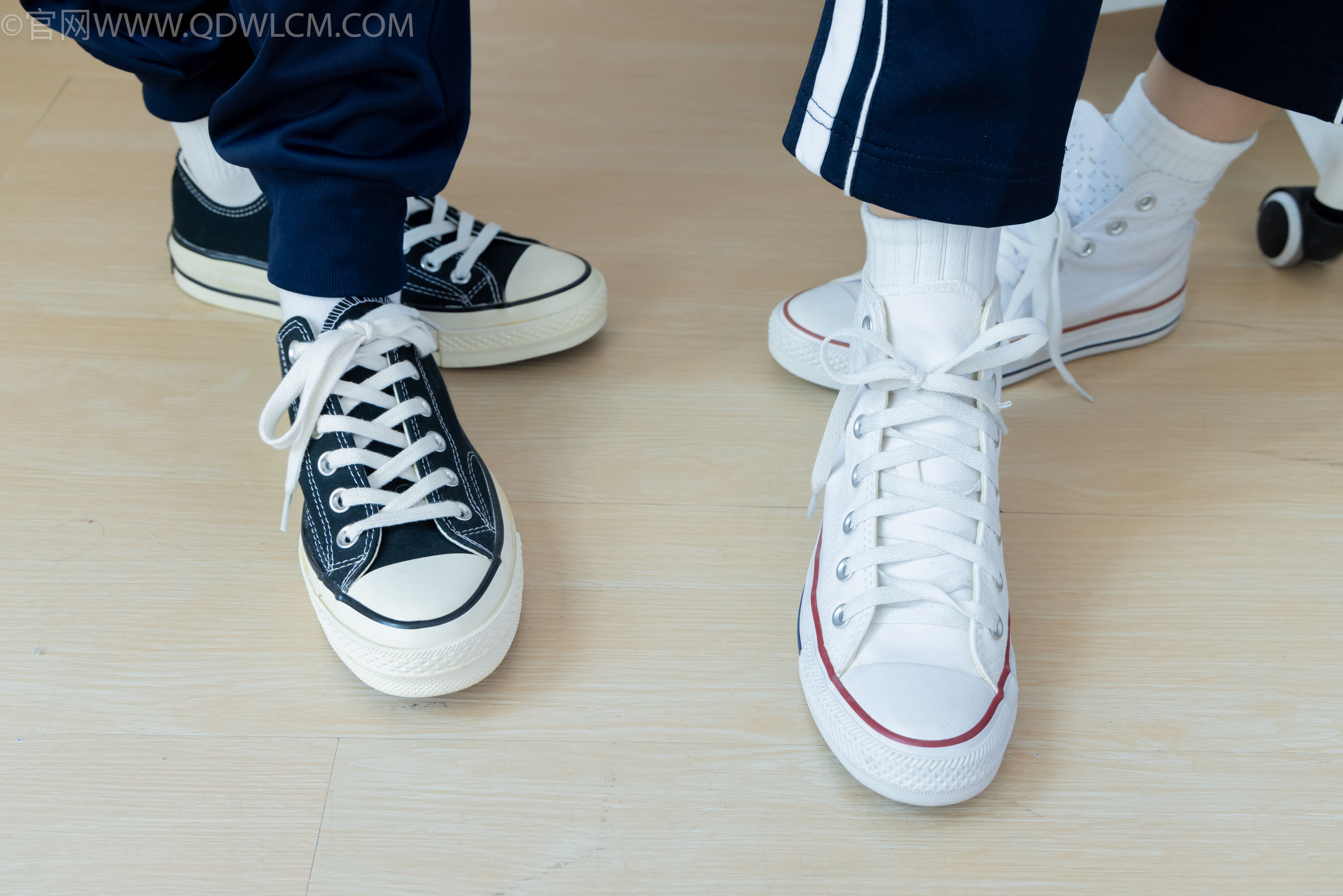 物恋传媒 No.2322 闪闪&青柠 - 帆布鞋、白棉袜、青柠薄肉丝、闪闪薄白丝/(168P)