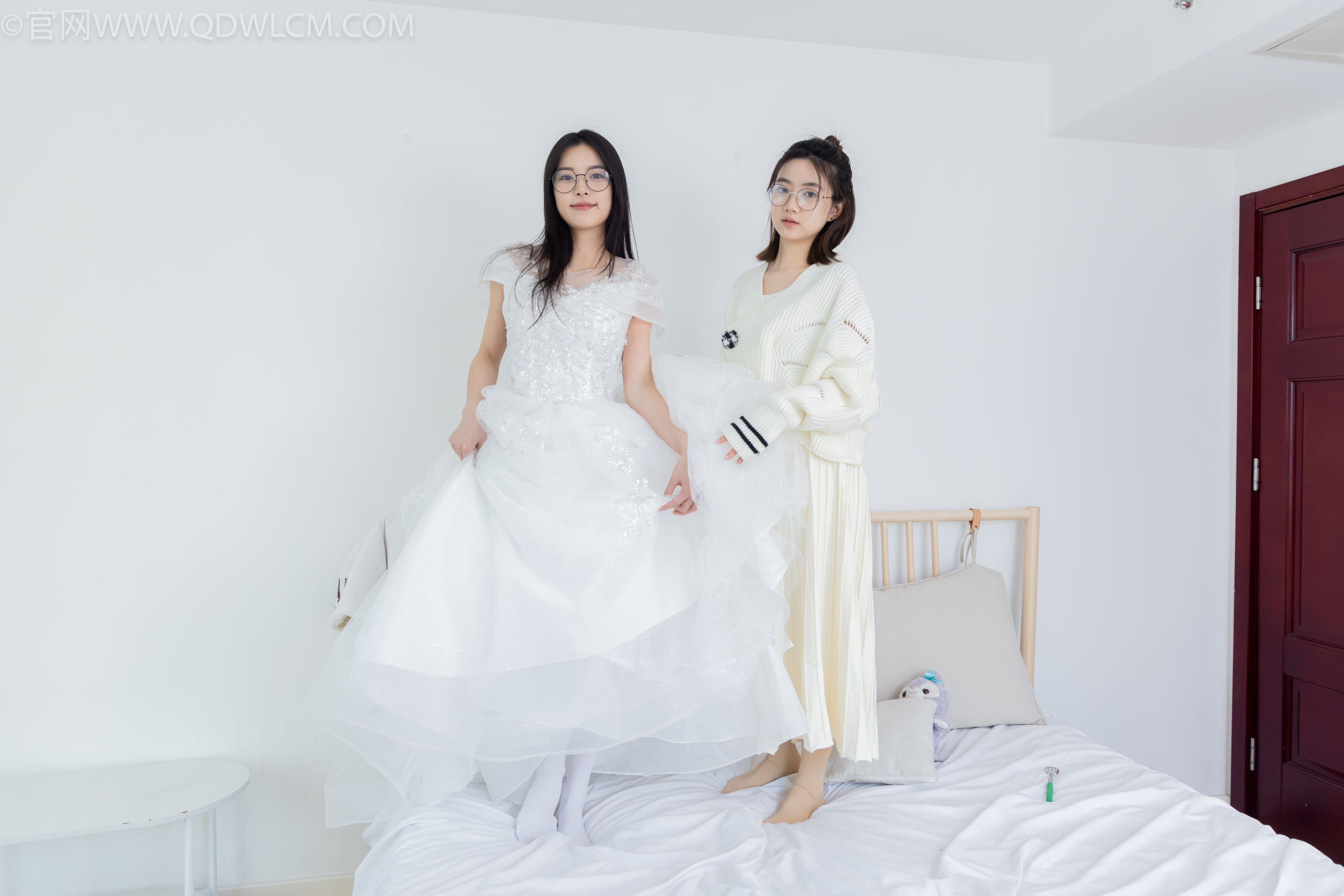 物恋传媒 No.2308 茯苓&欢欢 - 高跟鞋、马丁靴、厚白丝、厚肉丝、瑜伽动作、婚纱/(154P)