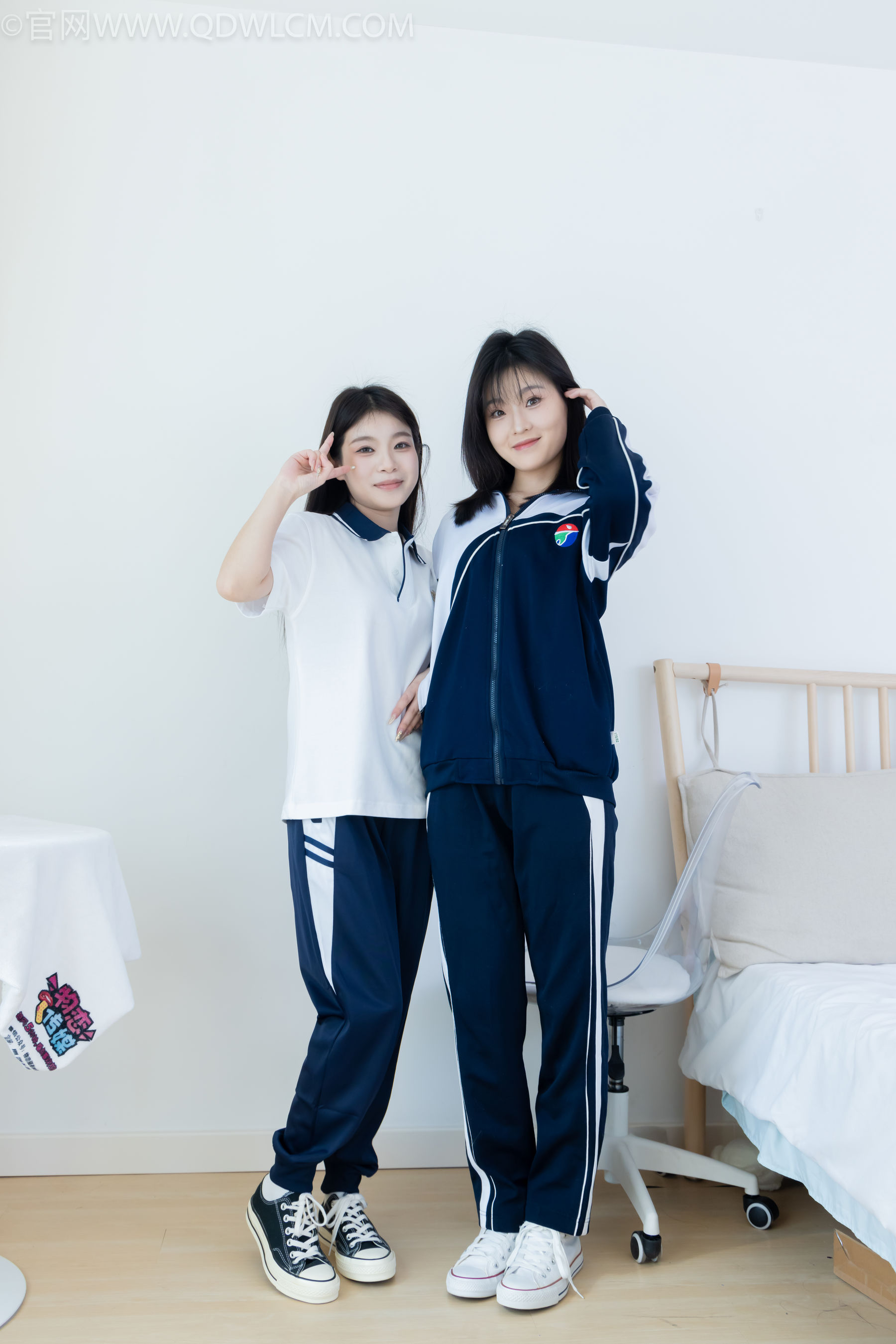 物恋传媒 No.2322 闪闪&青柠 - 帆布鞋、白棉袜、青柠薄肉丝、闪闪薄白丝/(168P)