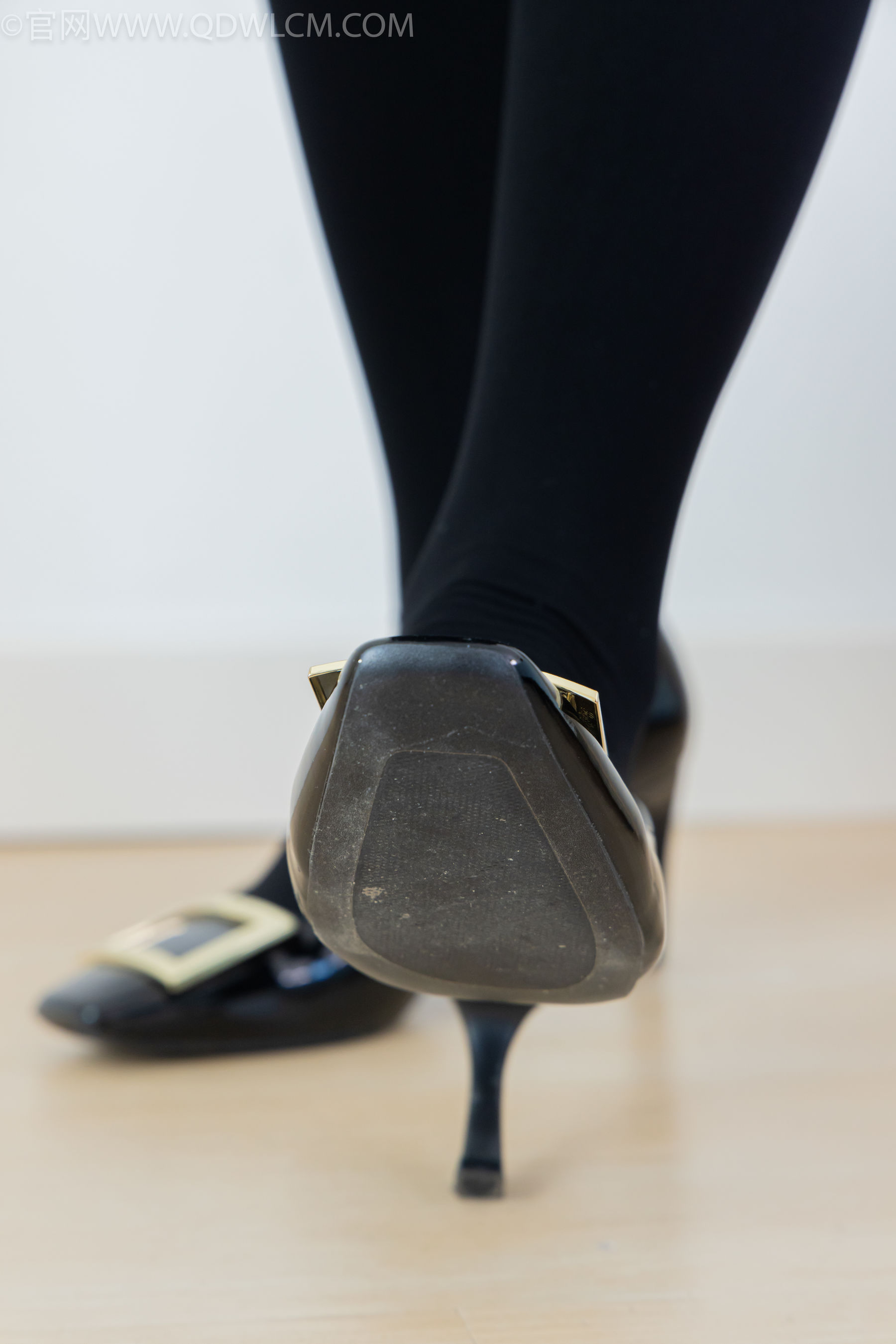 物恋传媒 No.2318 菜菜 - OL制服、高跟鞋、三双厚黑丝叠穿、袜腰展示/(177P)