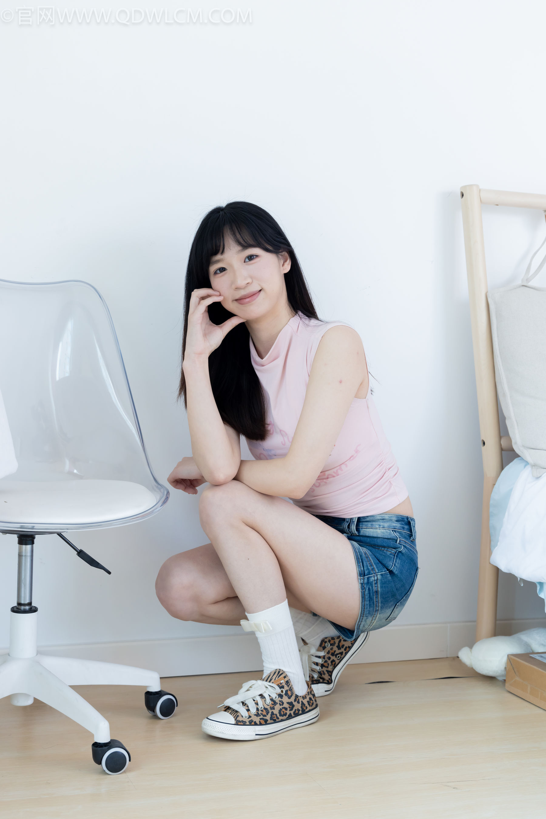 物恋传媒 No.2319 小左 - 帆布鞋、白棉袜、裸足/(155P)