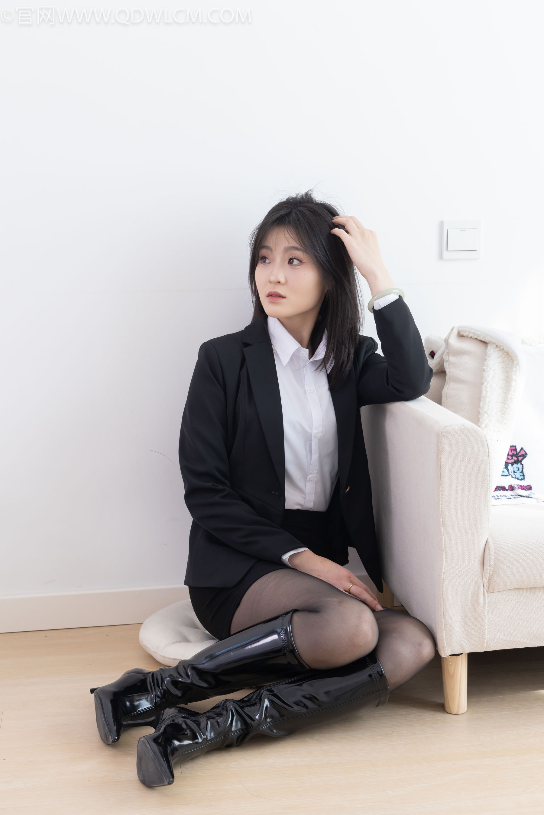 物恋传媒 No.2306 青柠 - 高跟长靴、薄黑丝、ol制服/(260P)