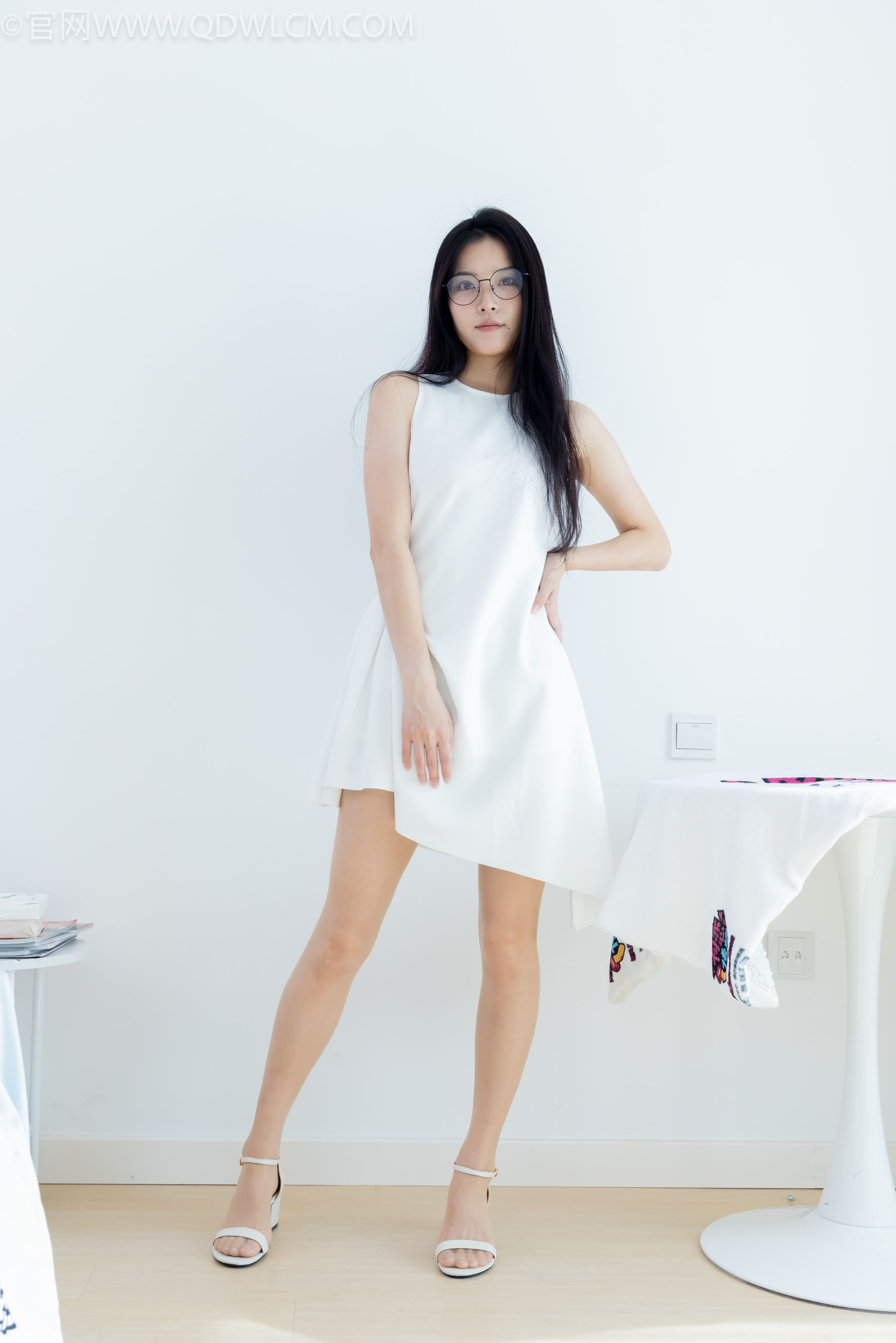 物恋传媒 No.2320 茯苓 - 凉鞋、薄肉丝、裸足、皮筋绑脚以及挠脚心剧情/(159P)