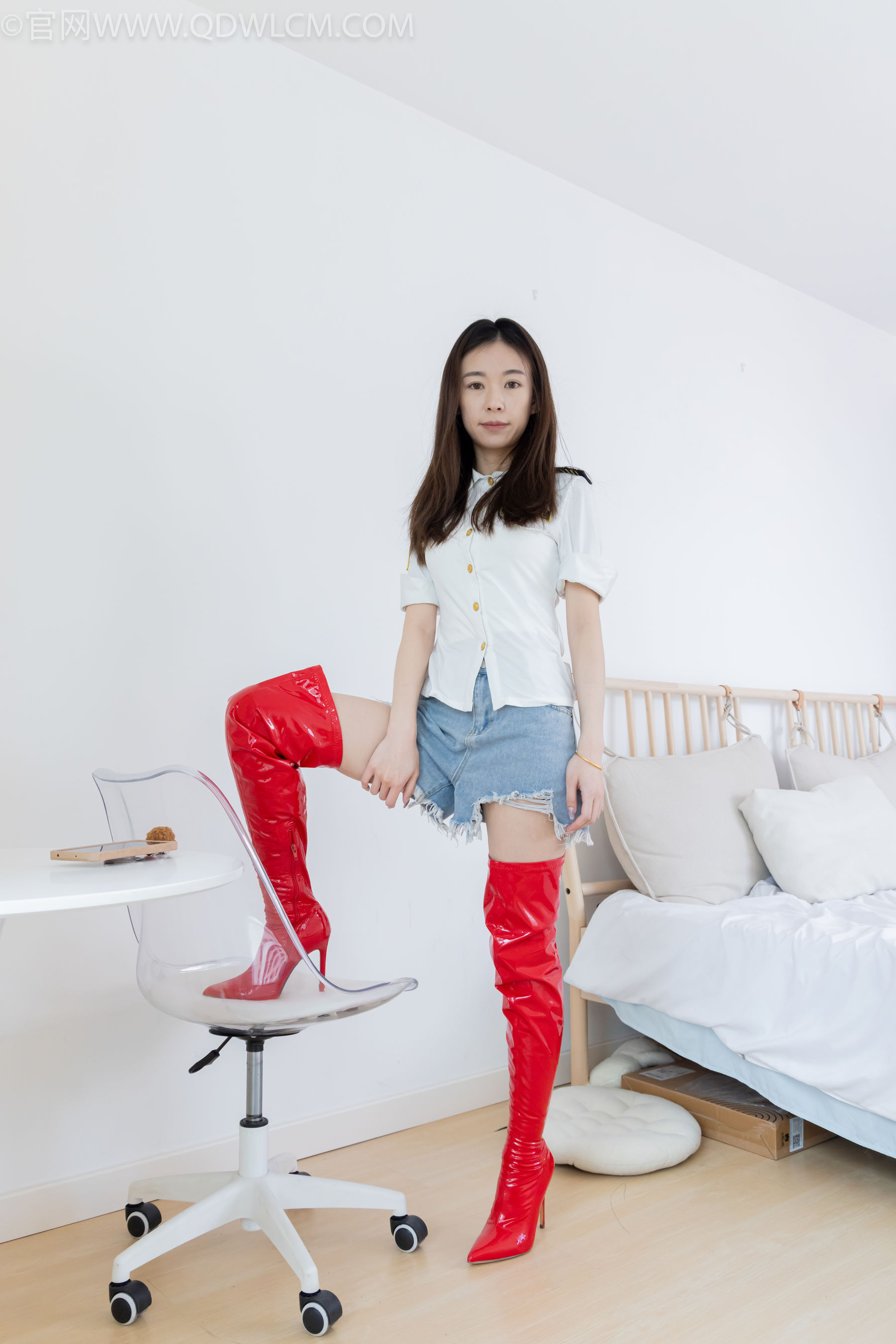 物恋传媒 No.2309 婷婷 - 高跟长靴、白棉袜、裸足/(173P)