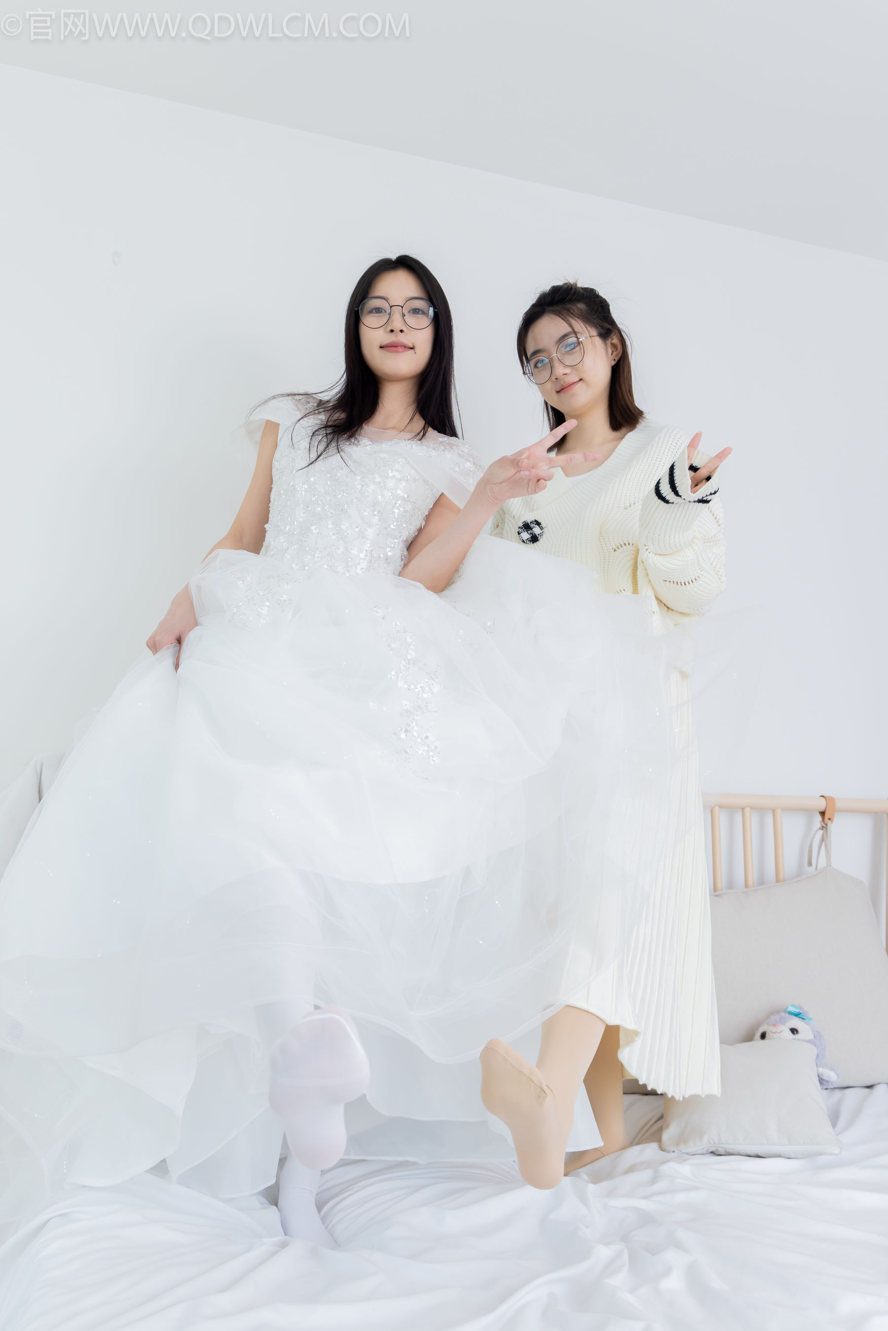 物恋传媒 No.2308 茯苓&欢欢 - 高跟鞋、马丁靴、厚白丝、厚肉丝、瑜伽动作、婚纱/(154P)