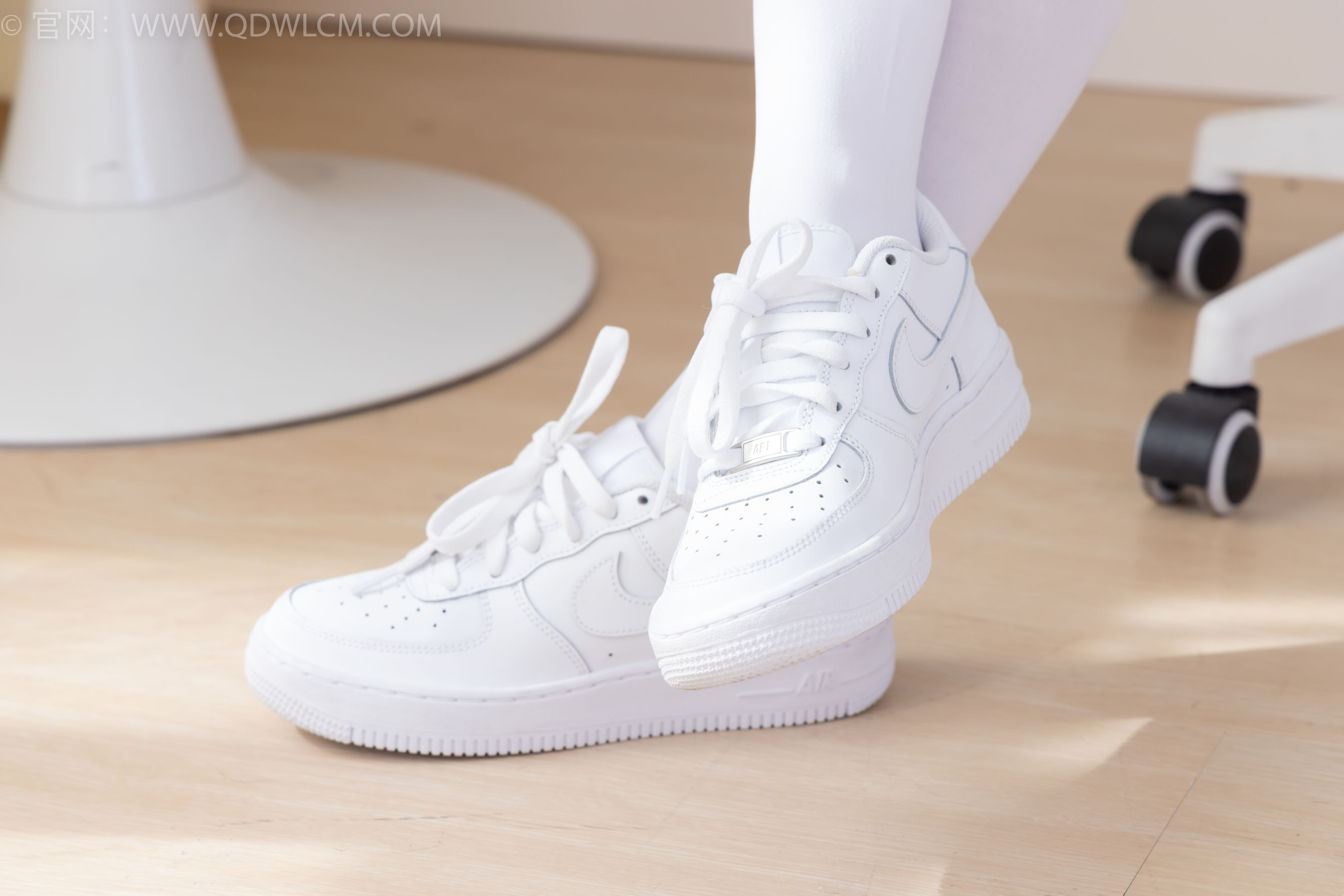 物恋传媒 No.2317 闪闪 - 板鞋、厚白丝、jk制服/(160P)