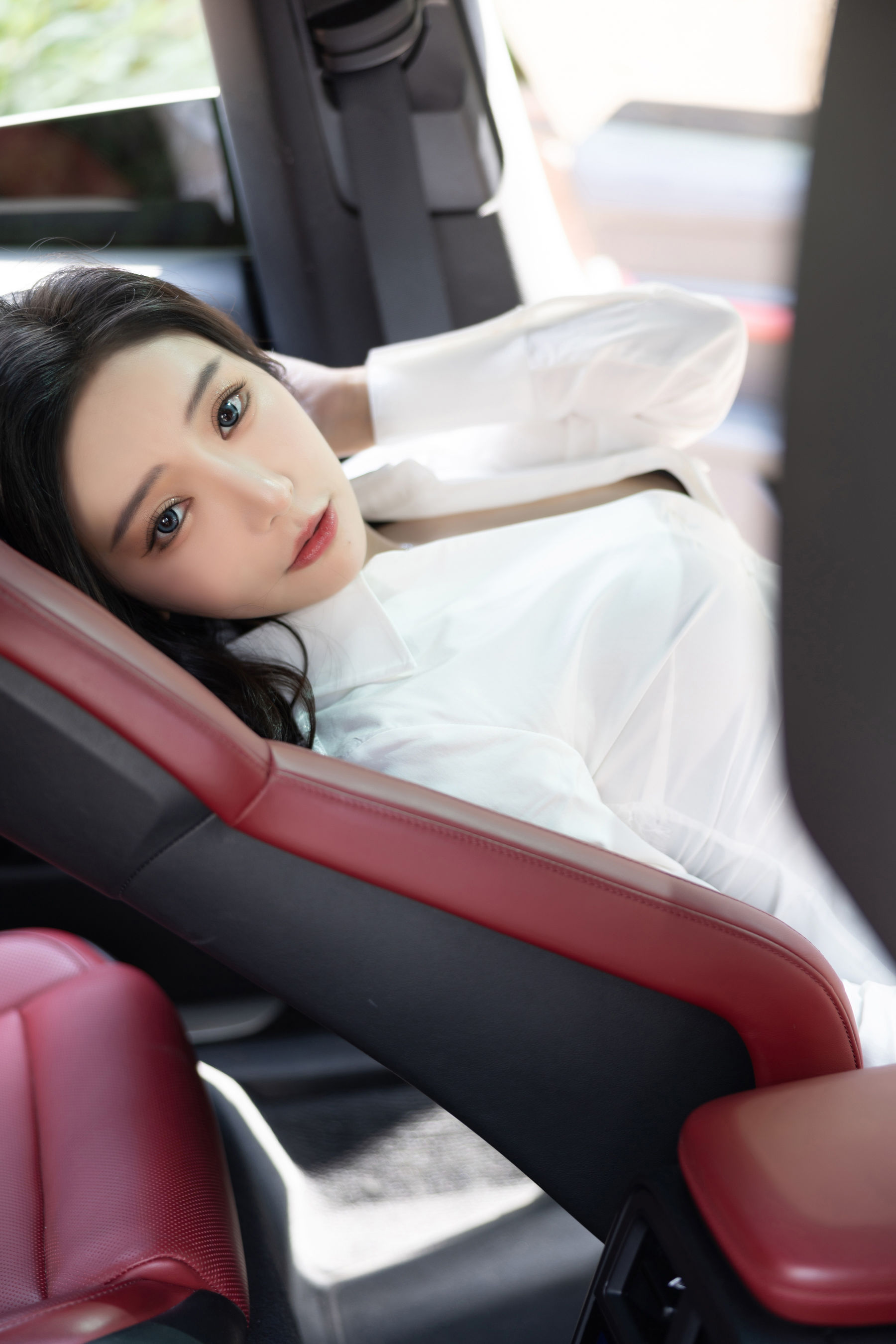 王馨瑶 - 白色露背衬衣/(100P)