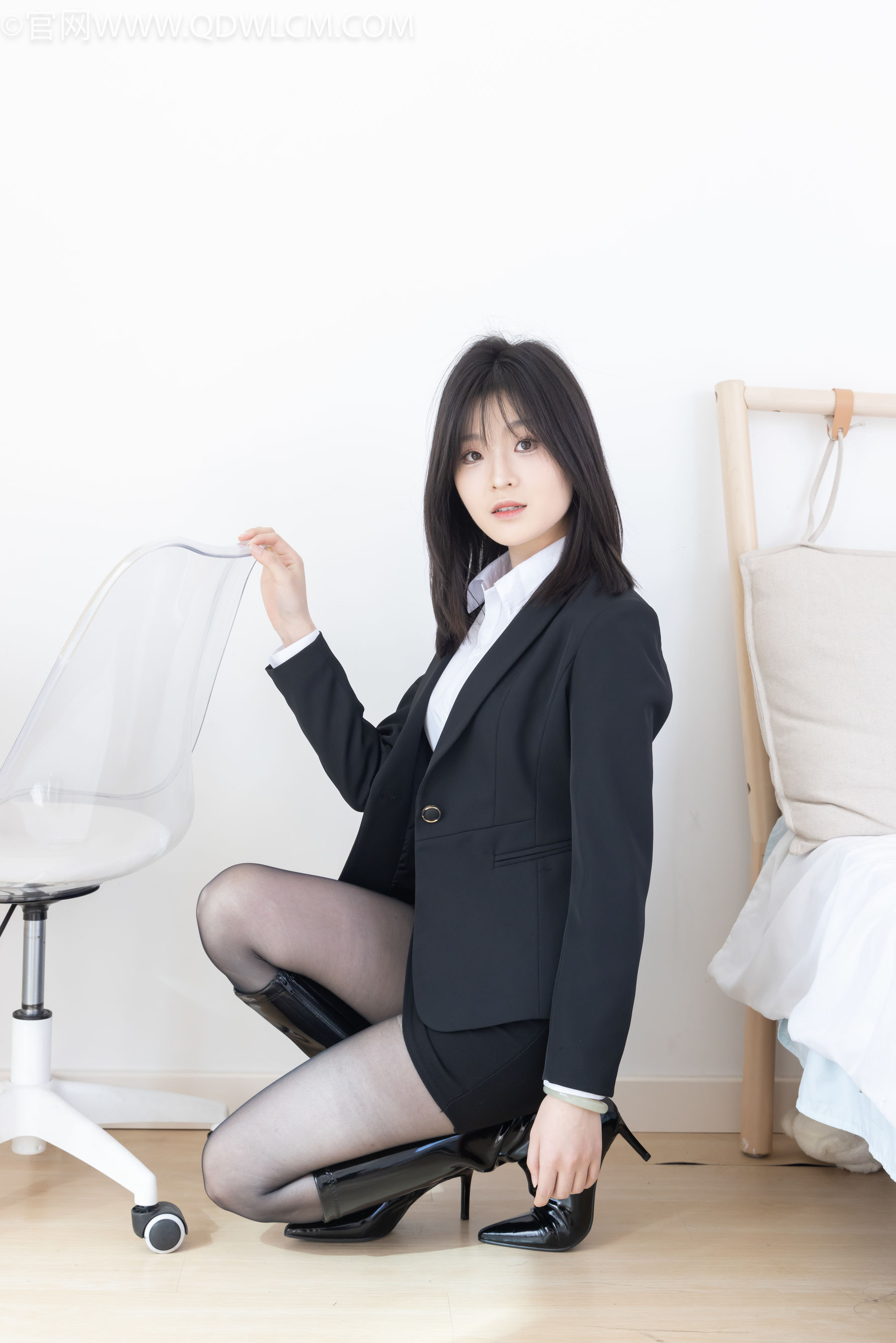 物恋传媒 No.2306 青柠 - 高跟长靴、薄黑丝、ol制服/(260P)