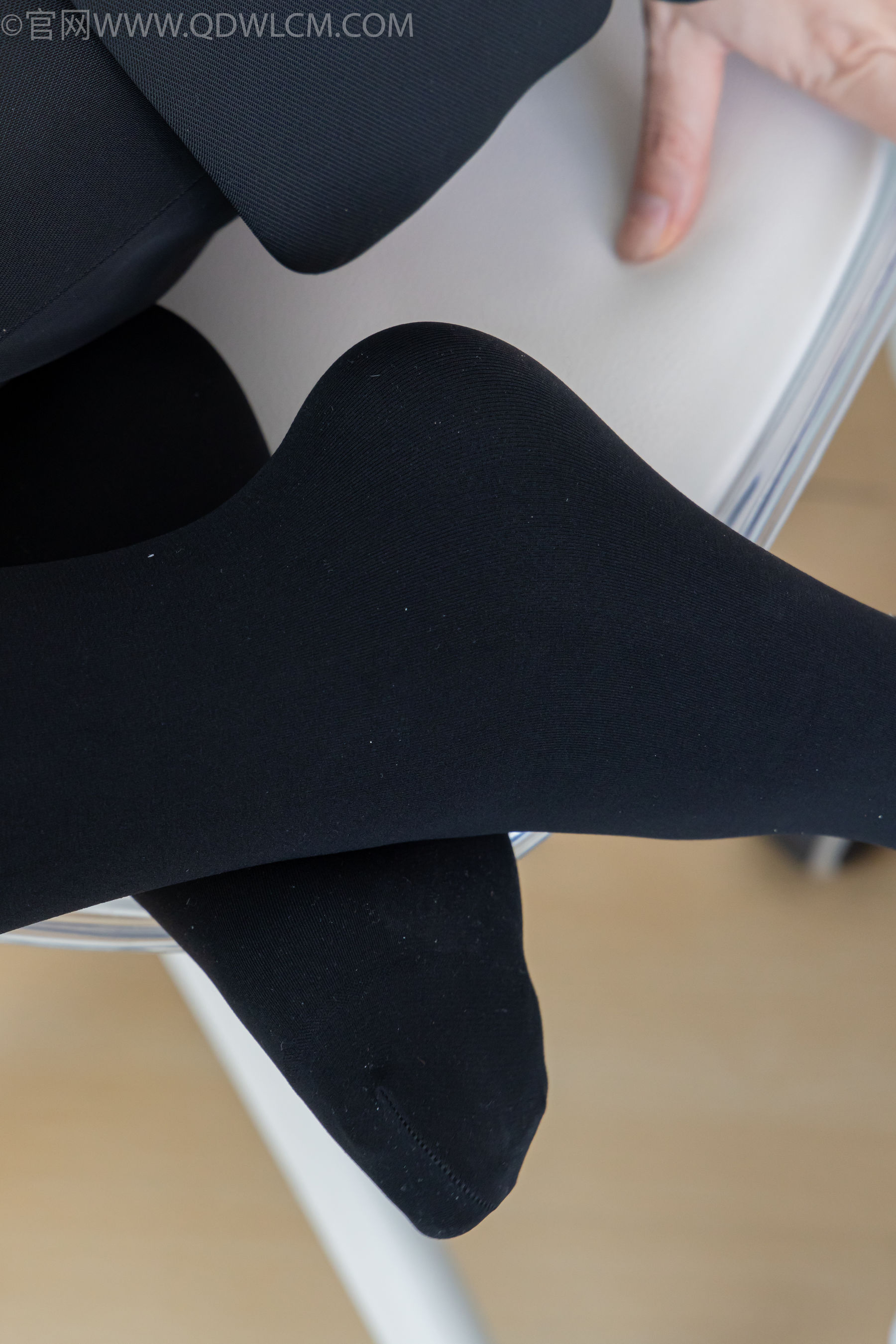 物恋传媒 No.2318 菜菜 - OL制服、高跟鞋、三双厚黑丝叠穿、袜腰展示/(177P)