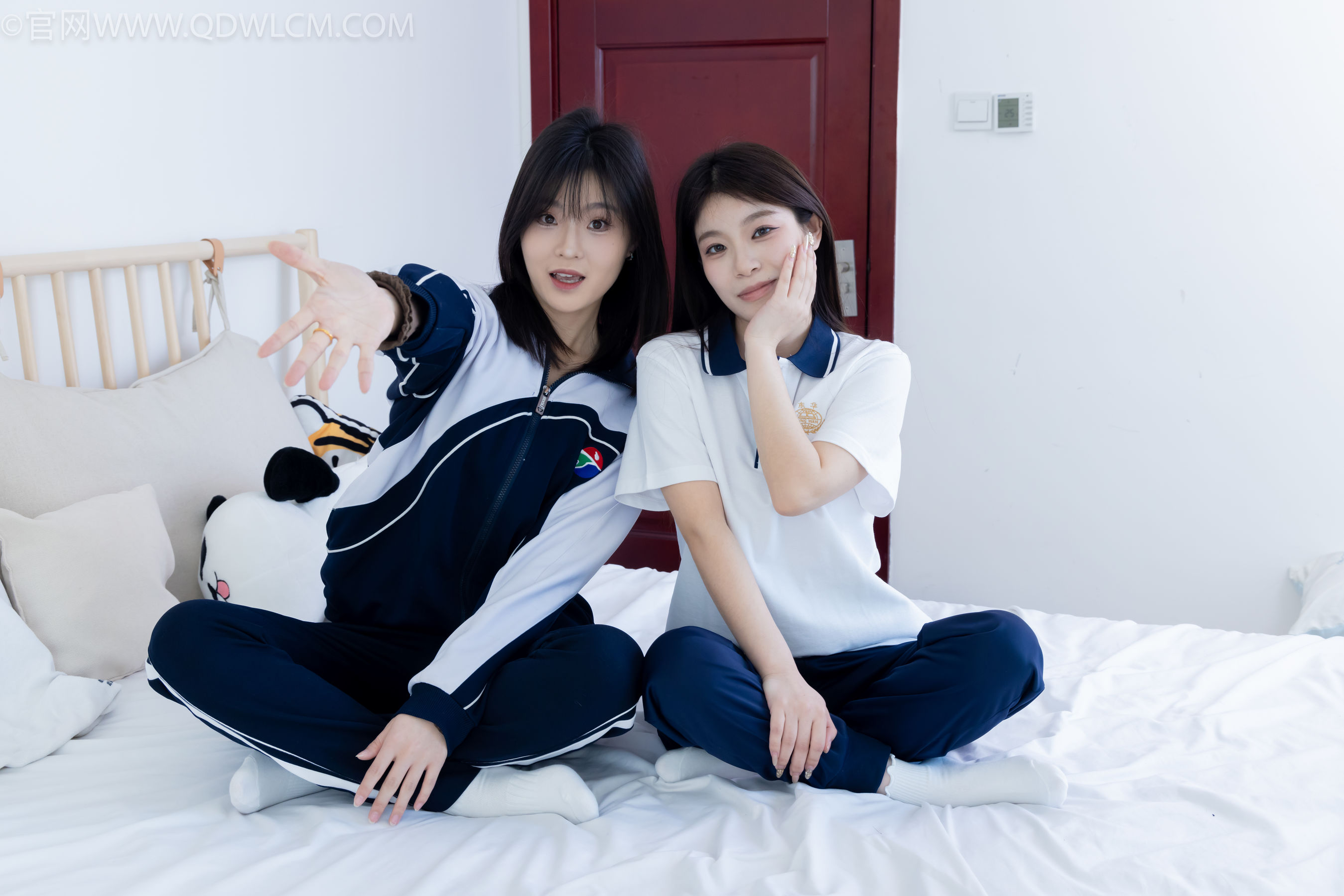 物恋传媒 No.2322 闪闪&青柠 - 帆布鞋、白棉袜、青柠薄肉丝、闪闪薄白丝/(168P)