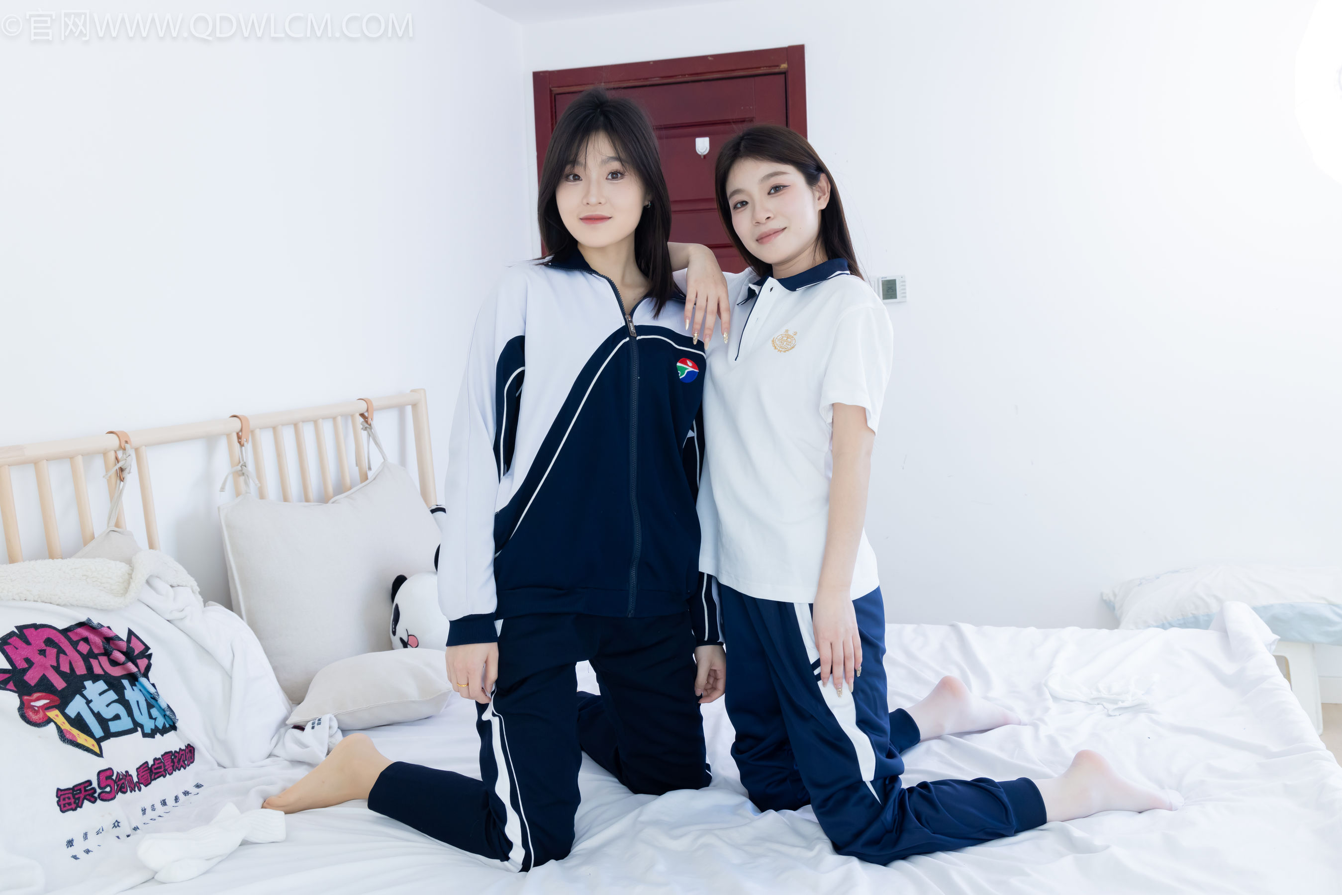 物恋传媒 No.2322 闪闪&青柠 - 帆布鞋、白棉袜、青柠薄肉丝、闪闪薄白丝/(168P)