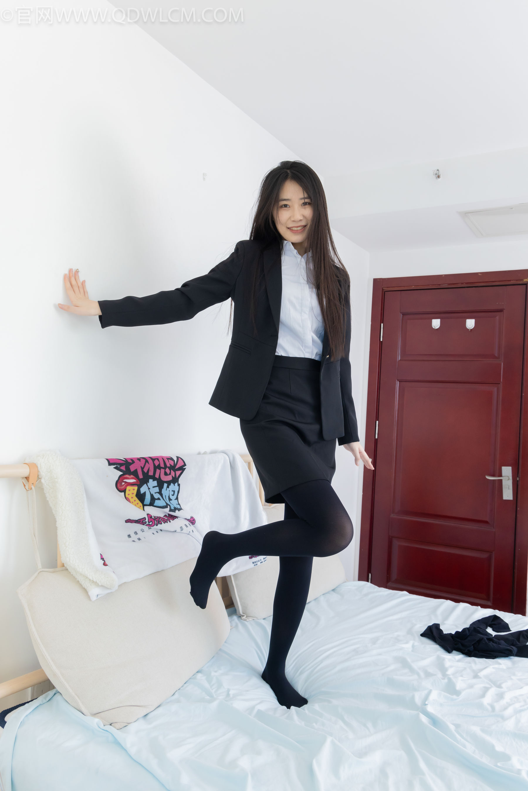 物恋传媒 No.2318 菜菜 - OL制服、高跟鞋、三双厚黑丝叠穿、袜腰展示/(177P)