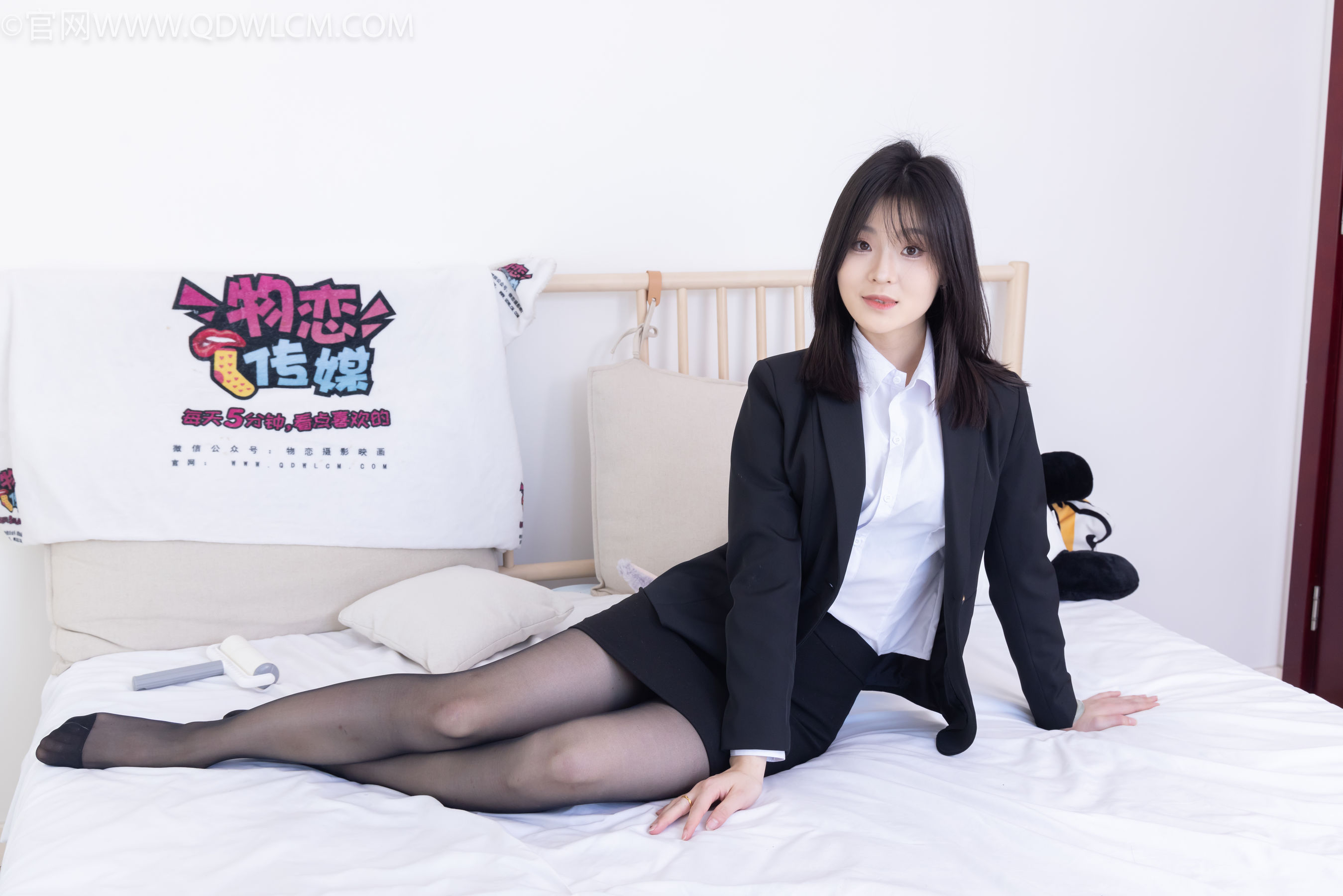 物恋传媒 No.2306 青柠 - 高跟长靴、薄黑丝、ol制服/(260P)