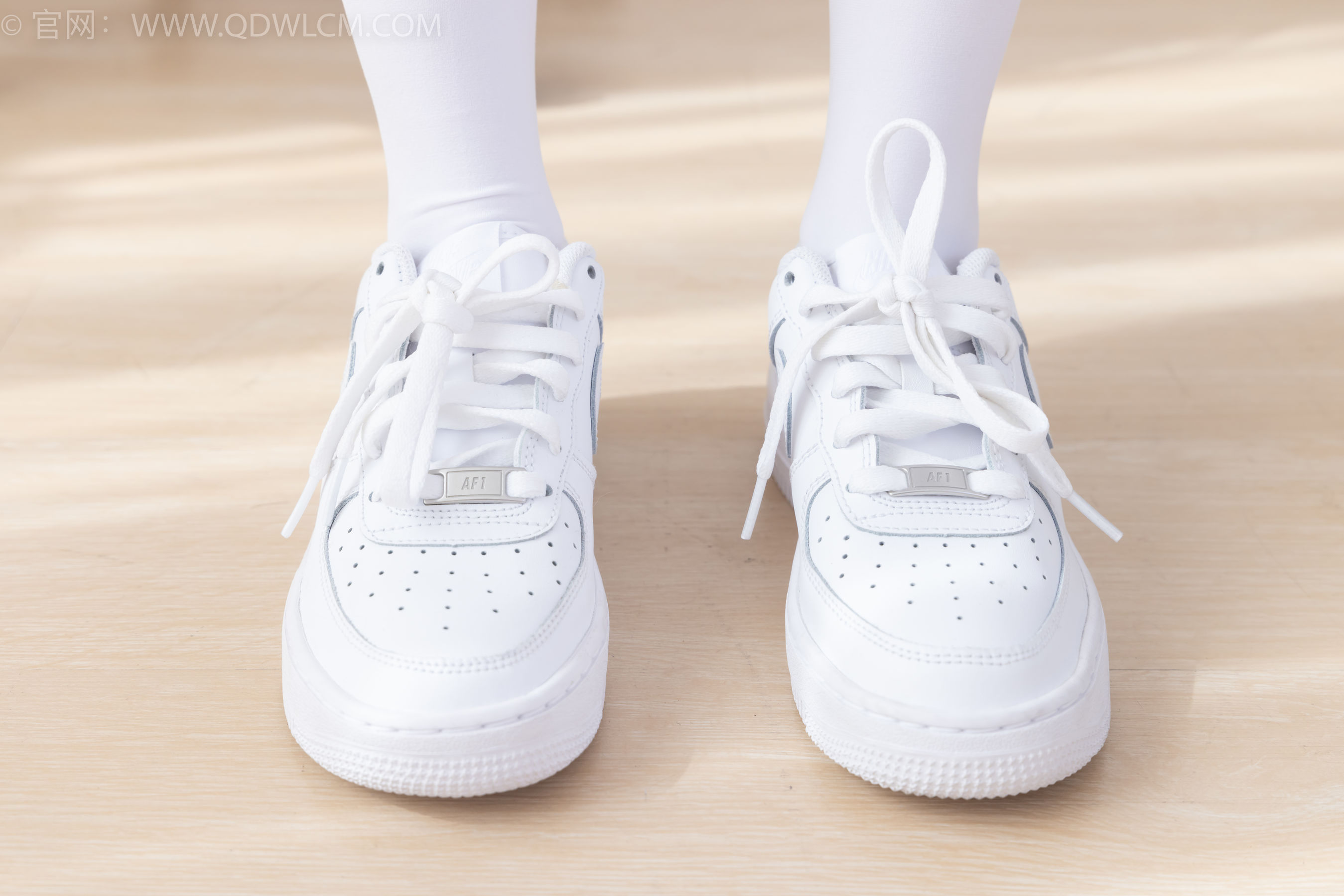 物恋传媒 No.2317 闪闪 - 板鞋、厚白丝、jk制服/(160P)