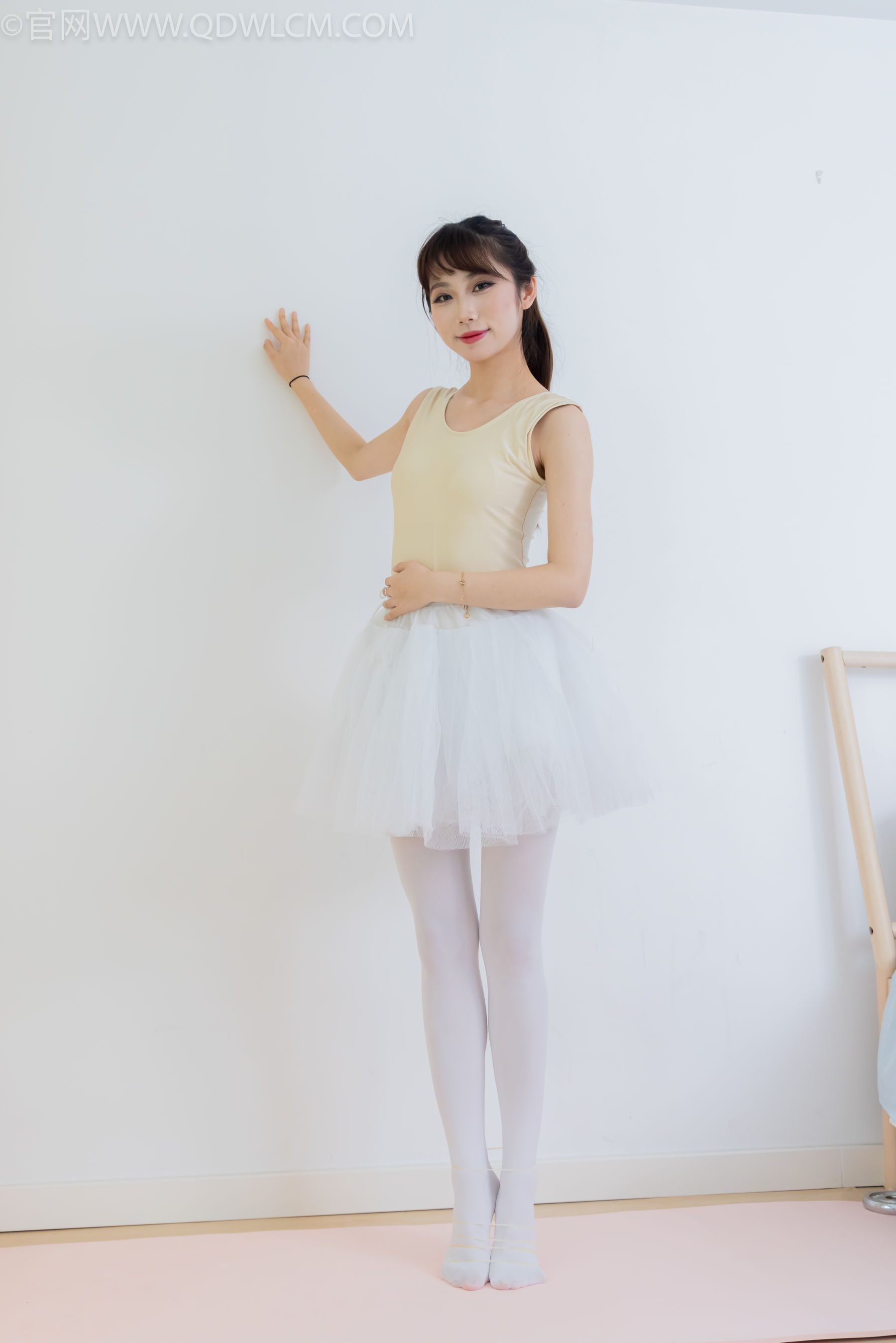 物恋传媒 No.2307 泡泡 - 芭蕾鞋、厚白丝、芭蕾动作、皮筋绑脚剧情/(166P)