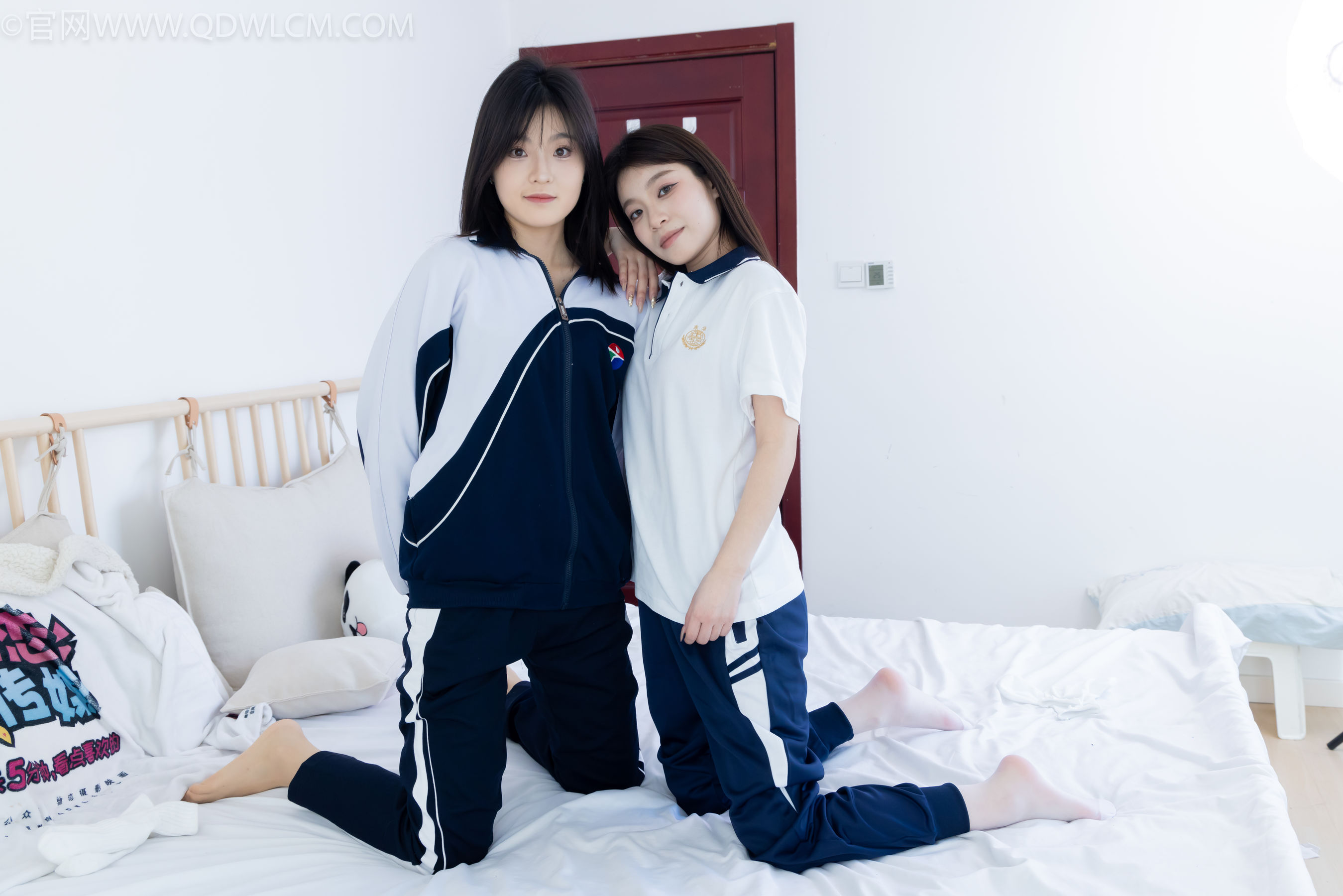 物恋传媒 No.2322 闪闪&青柠 - 帆布鞋、白棉袜、青柠薄肉丝、闪闪薄白丝/(168P)