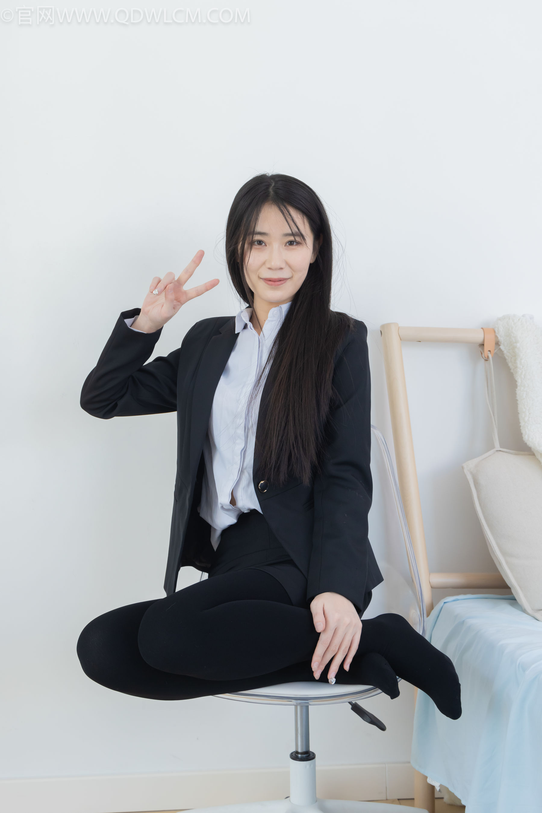 物恋传媒 No.2318 菜菜 - OL制服、高跟鞋、三双厚黑丝叠穿、袜腰展示/(177P)